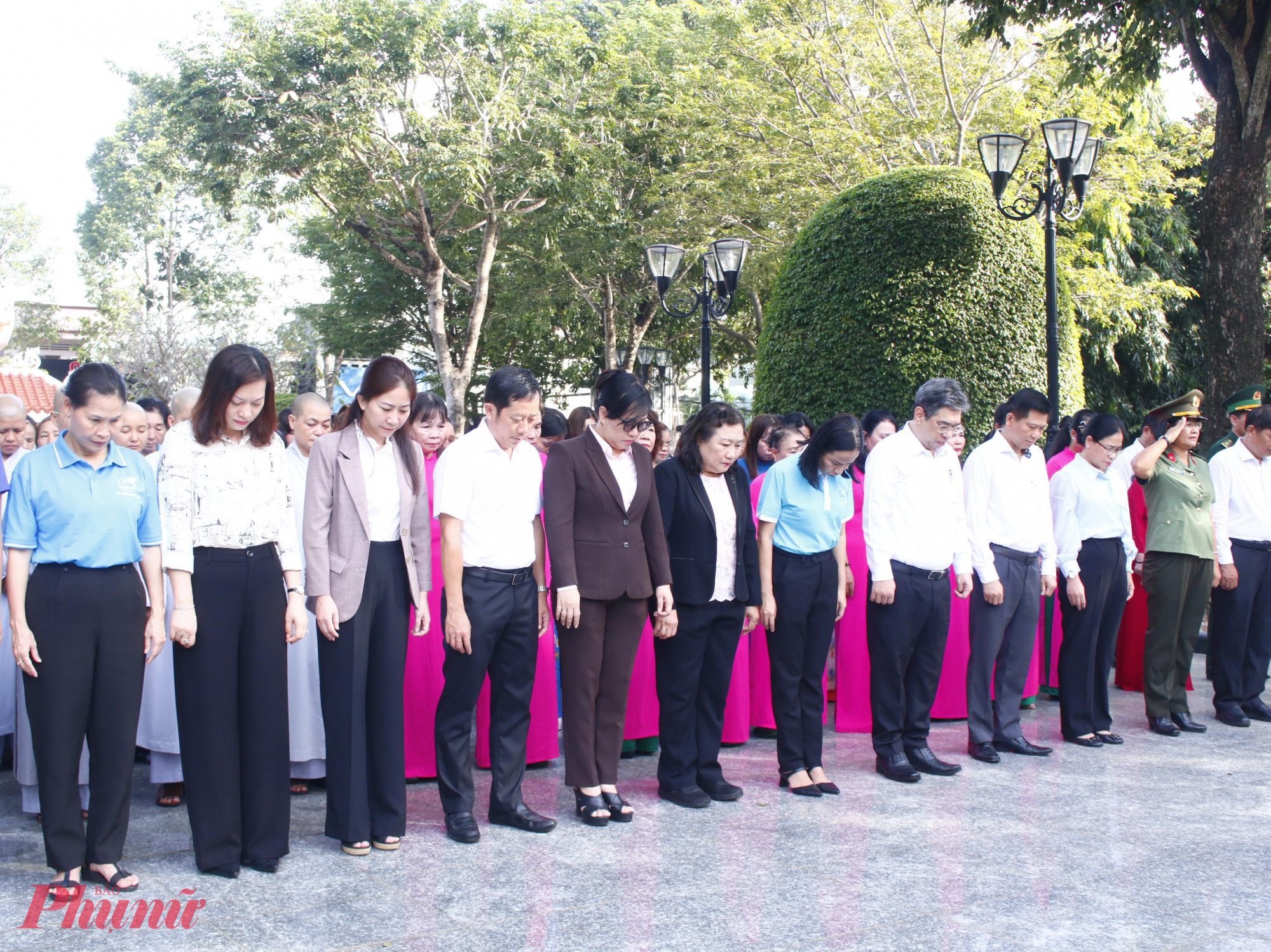 Trước đó, đoàn đại biểu do ông Nguyễn Phước Lộc -  Phó Bí thư Thành ủy, Chủ tịch Ủy ban MTTQ Việt Nam TPHCM làm trưởng đoàn đã đến dâng hoa, dâng hương tưởng nhớ các Anh hùng liệt sĩ và Anh hùng Lực lượng Vũ trang nhân dân Võ Thị Sáu tại công viên Tượng đài, Nhà lưu niệm Anh hùng liệt sĩ Võ Thị Sáu (xã Đất Đỏ, TPHCM). Trong không khí trang nghiêm, các đại biểu đã dành phút mặc niệm, thành kính dâng vòng hoa và nén hương thơm tưởng nhớ, bày tỏ lòng biết ơn vô hạn đối với người con ưu tú của quê hương Đất Đỏ, đã anh dũng hy sinh vì sự nghiệp đấu tranh giải phóng dân tộc, thống nhất đất nước.  