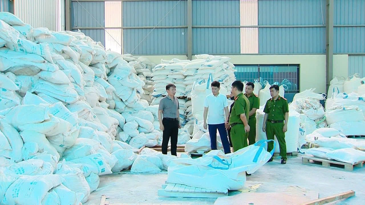 Thiếu tướng Nguyễn Minh Tuấn - Giám đốc Công an tỉnh Phú Thọ trực tiếp chỉ đạo lực lượng chức năng tiến hành kiểm tra, khám xét tại kho hàng của công ty TNHH TOMOKEN Việt Nam