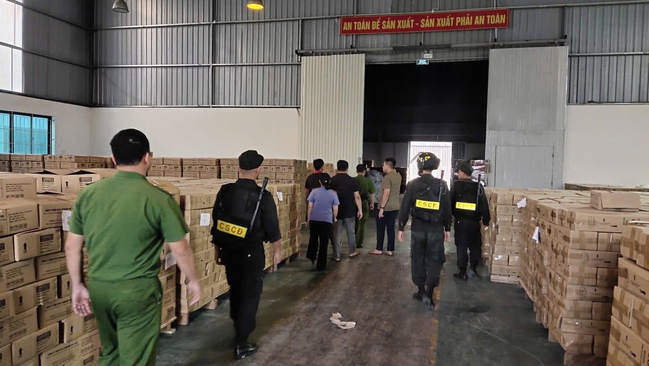 Cơ quan Cảnh sát điều tra Công an tỉnh Phú Thọ tiến hành khám xét nhà xưởng và kho hàng của Công ty TNHH PCCC TOMOKEN Việt Nam tại địa chỉ lô CN03, Cụm công nghiệp Cẩm Thịnh, phường Cửa Ông, tỉnh Quảng Ninh.