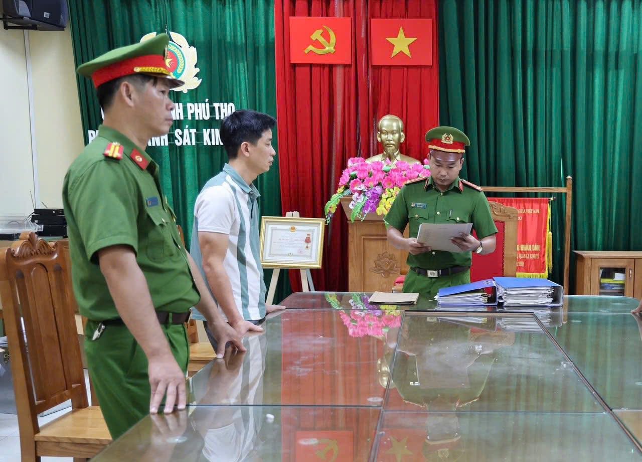 Cơ quan CSĐT Công an tỉnh Phú Thọ thi hành quyết định Khởi tố bị can đối với Phan Bạch Thông về tội sản xuất, buôn bán hàng giả