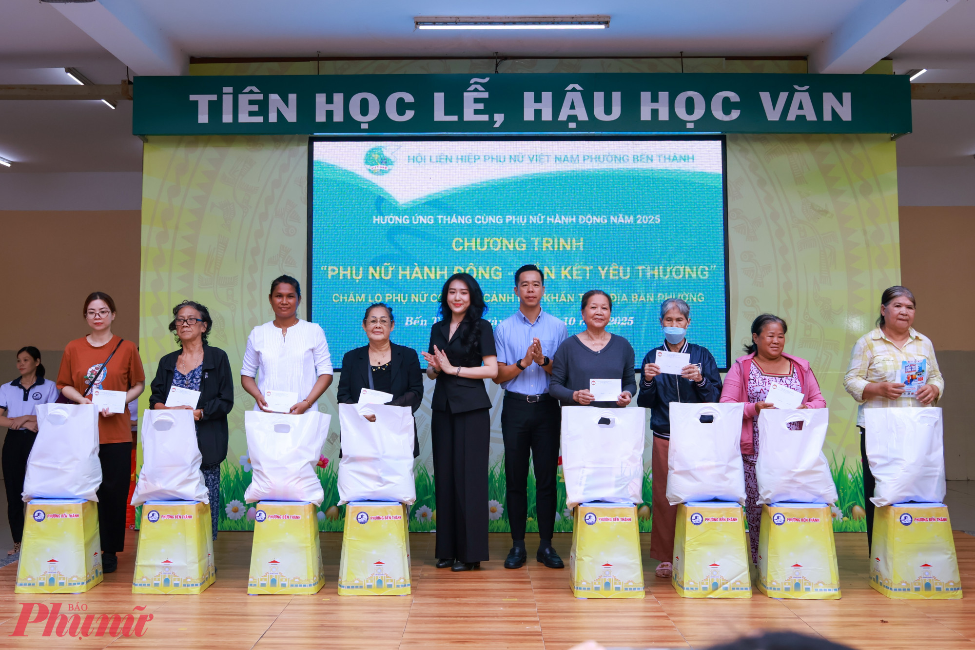 Ban tổ chức trao ngày hội quà tiếp sức hội viên phụ nữ có hoàn cảnh khó khăn - Ảnh: Hội LHPN phường Bến Thành