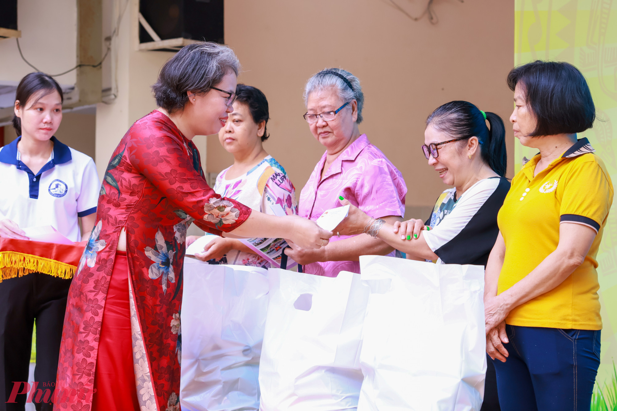 Bà Nguyễn Thị Hồng Nhung – Phó chủ tịch Ủy ban MTTQ, Chủ tịch Hội LHPN phường Bến Thành – trao quà đến chị em hội viên phụ nữ phường - Ảnh: Hội LHPN phường Bến Thành