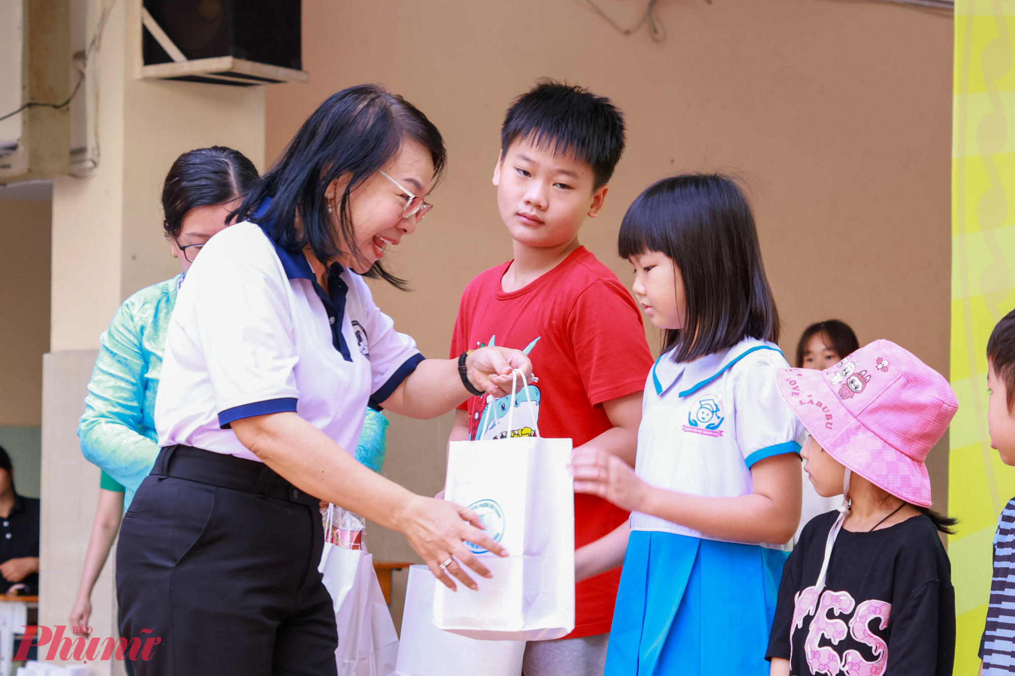 Bà Phạm Thị Ngọc Minh – Chủ tịch Ủy ban MTTQ Việt Nam phường Bến Thành – trao quà trung thu cho các em nhỏ - Ảnh: Hội LHPN Phường Bến Thành
