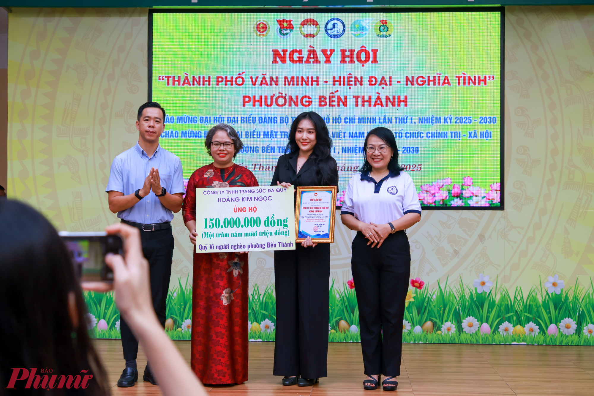 Đại diện doanh nghiệp Hoàng Kim Ngọc trao bảng tượng trưng kinh phí ủng hộ Quỹ Vì người nghèo phường Bến Thành - Ảnh: Hội LHPN phường Bến Thành