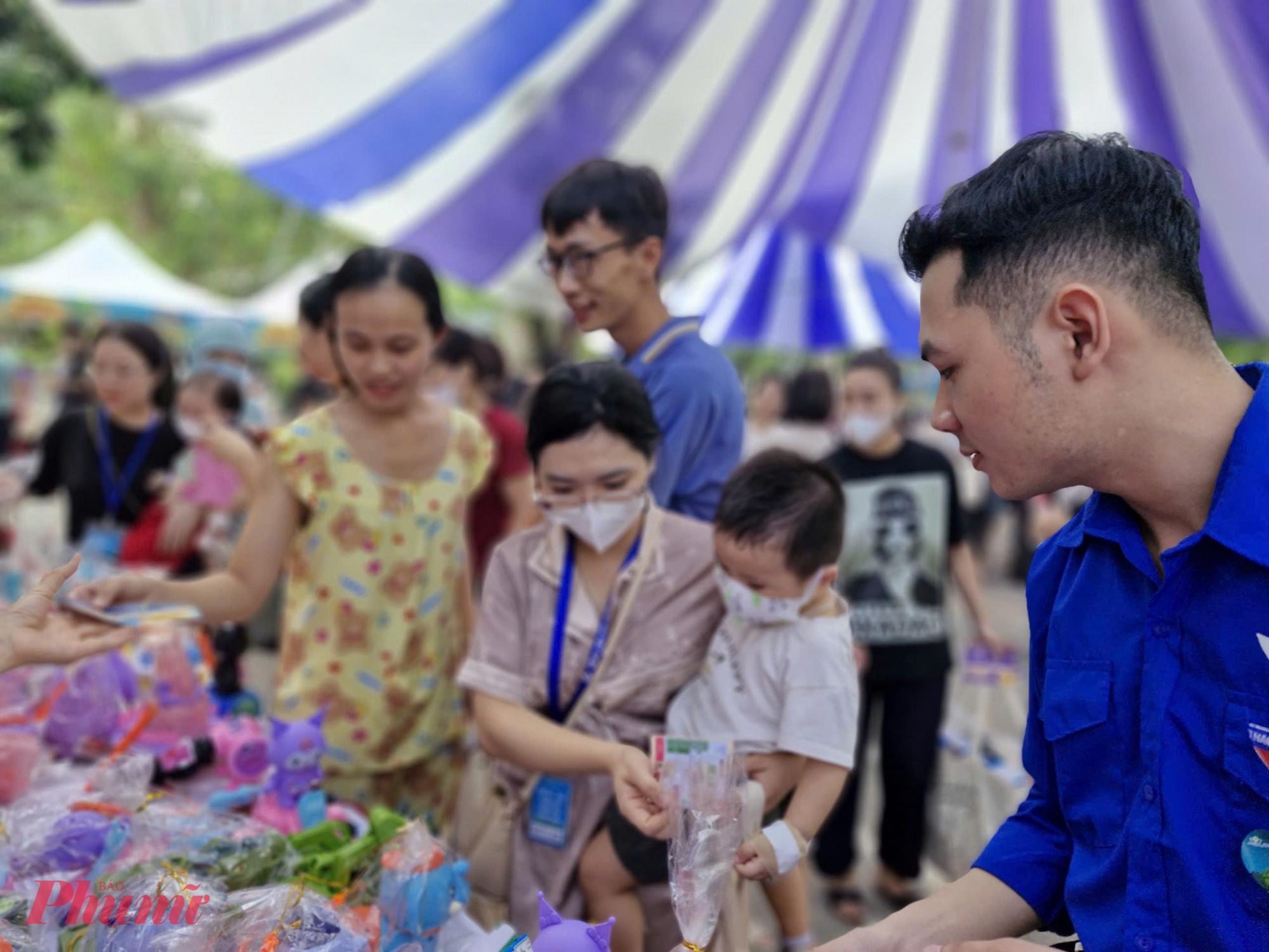 Hơn 2.000 bệnh nhi và gia đình đón Tết Trung thu ở viện đã được tham gia 44 gian hàng, gồm rất nhiều quà tặng như đồ chơi, gấu bông, balo, bánh trung thu, đèn trung thu, sữa…