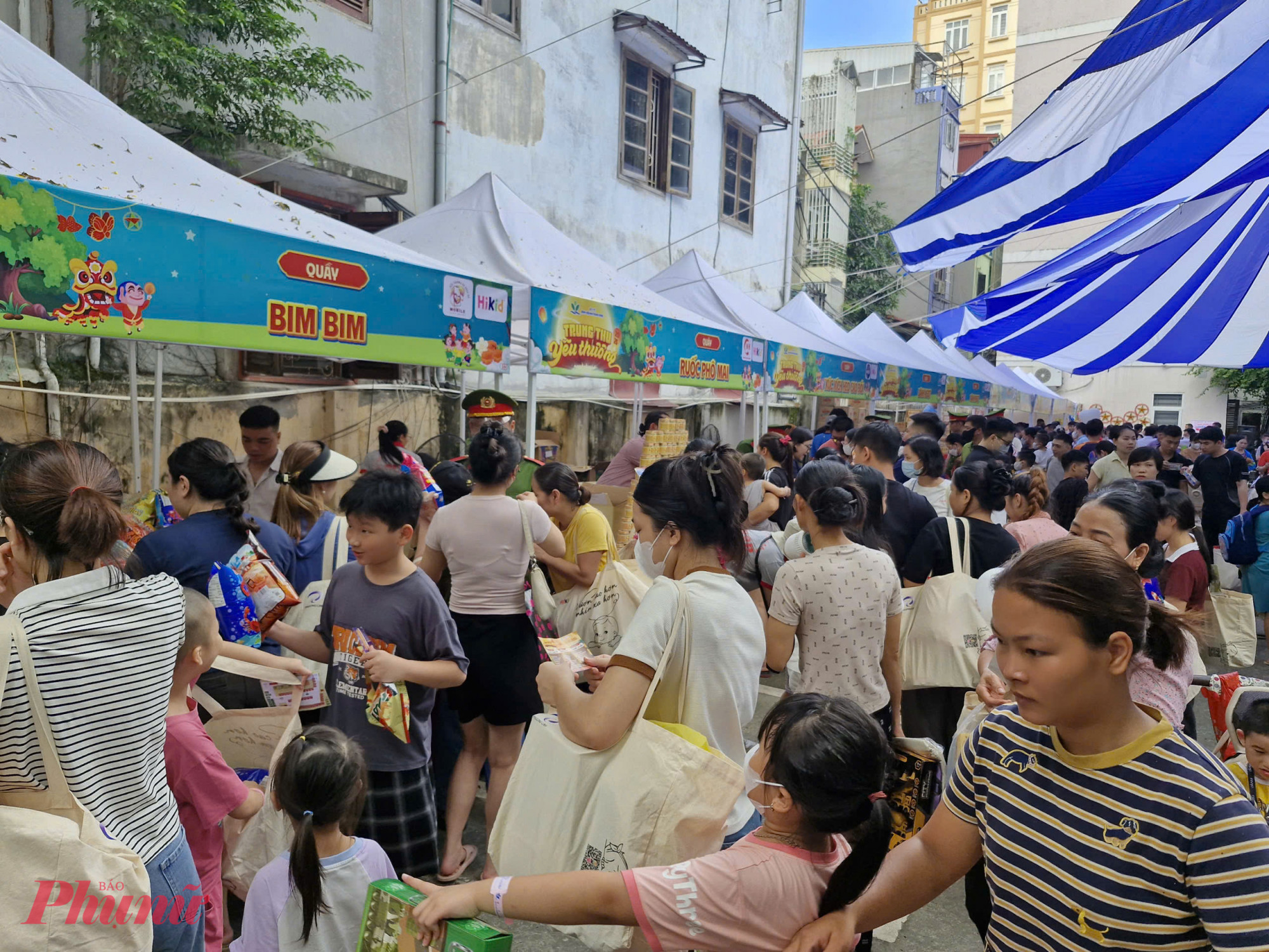 Phòng Công tác xã hội đã kết nối các nhà hảo tâm trang trí 12 mâm cỗ Trung thu tại các khoa, phòng trong Bệnh viện, mang đến cho các bệnh nhi không khí Trung thu ấm áp, rộn ràng sắc màu, giúp các em phần nào cảm nhận được niềm vui đoàn viên ngay trong thời gian điều trị.