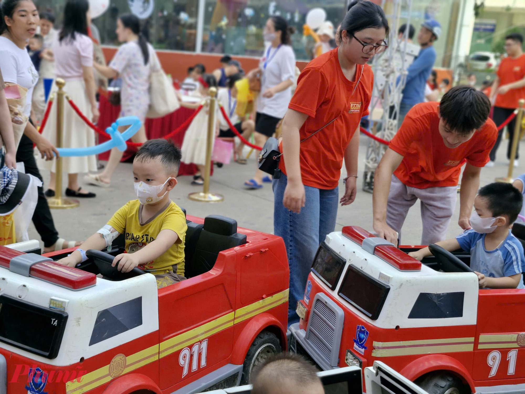 Bên cạnh đó, các bệnh nhi còn có khu vui chơi với các trò tô tượng, làm đèn trung thu, các trò chơi dân gian…