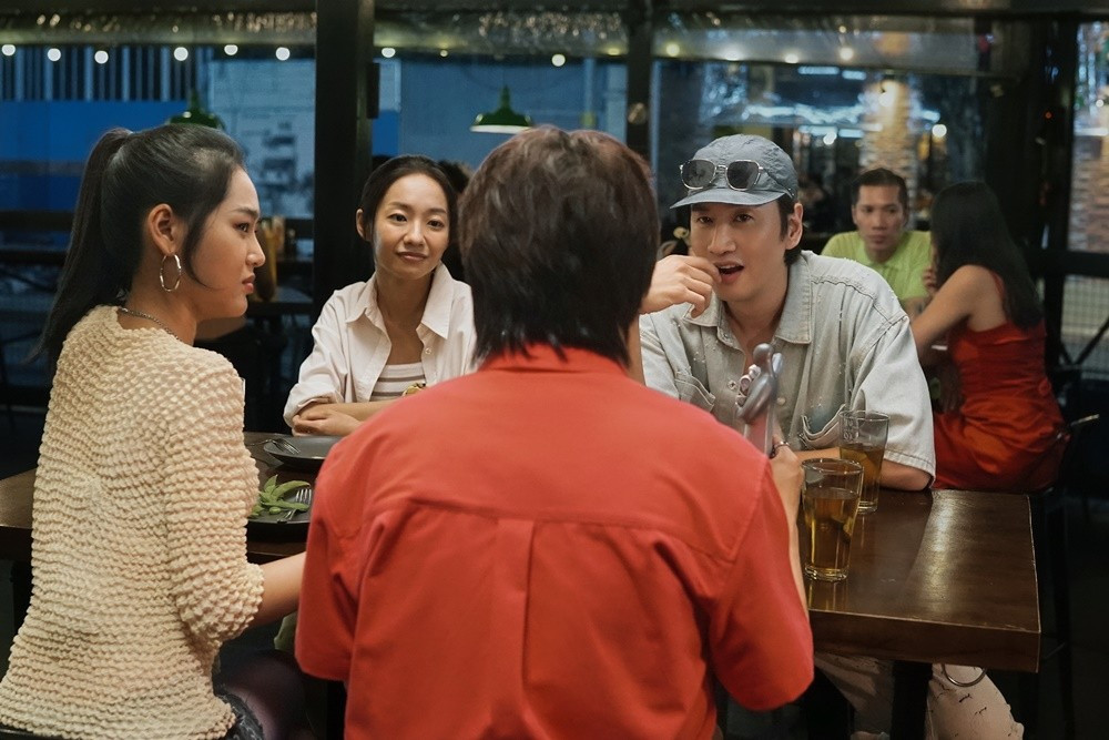 Tài tử Hàn cũng có tương tác diễn xuất tốt với 2 bạn diễn phụ là Duy Khánh và Cù Thị Trà 