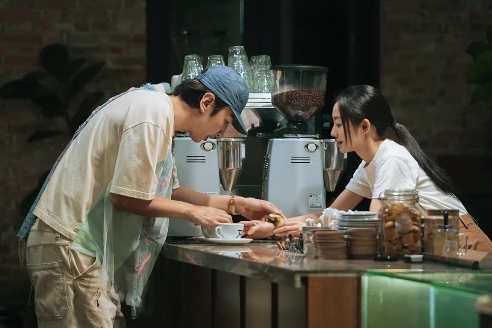 Chuyện phim kể về mối quan hệ lãng mạn giữa một ngôi sao Hàn Quốc và một cô gái Việt Nam