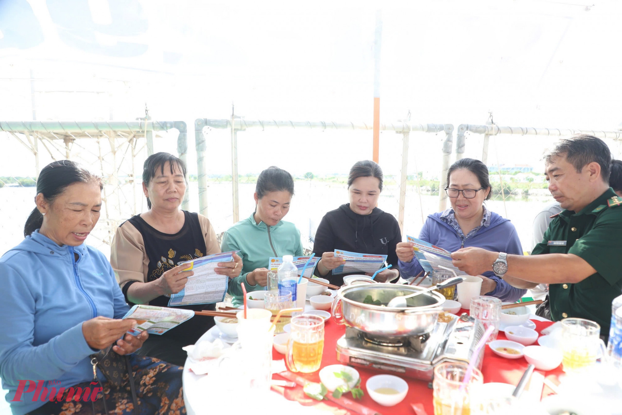 Bà con ngư dân bày tỏ niềm tin và kỳ vọng vào chính sách hỗ trợ thiết thực từ chính quyền TPHCM - Ảnh: Thanh Tâm