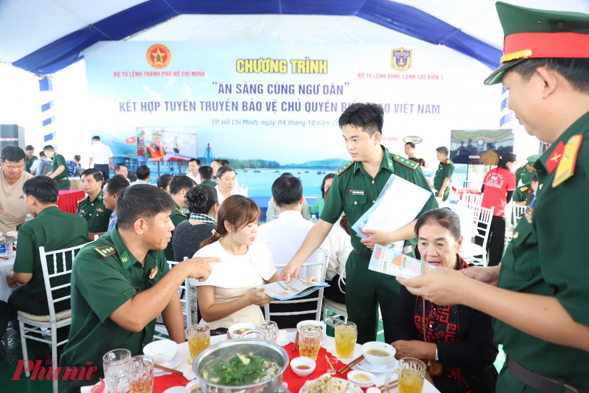 Các lực lượng vũ trang và ngư dân cùng nhau nâng cao ý thức bảo vệ nguồn lợi thủy sản bền vững - Ảnh: Thanh Tâm