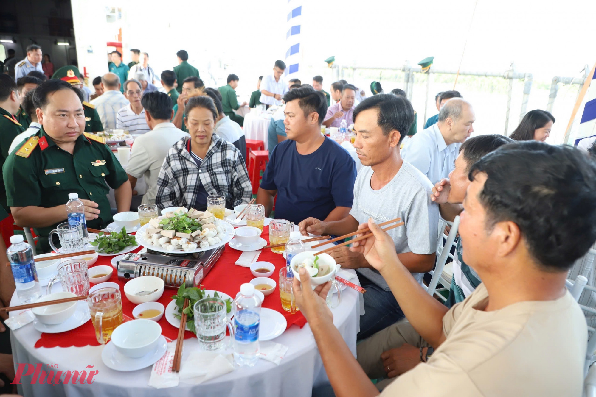 Bên bữa sáng đặc biệt, các ngư dân thẳng thắn bày tỏ mong muốn được hỗ trợ thương lái, chính sách vay vốn và bảo vệ ngư trường bền vững - Ảnh: Thanh Tâm