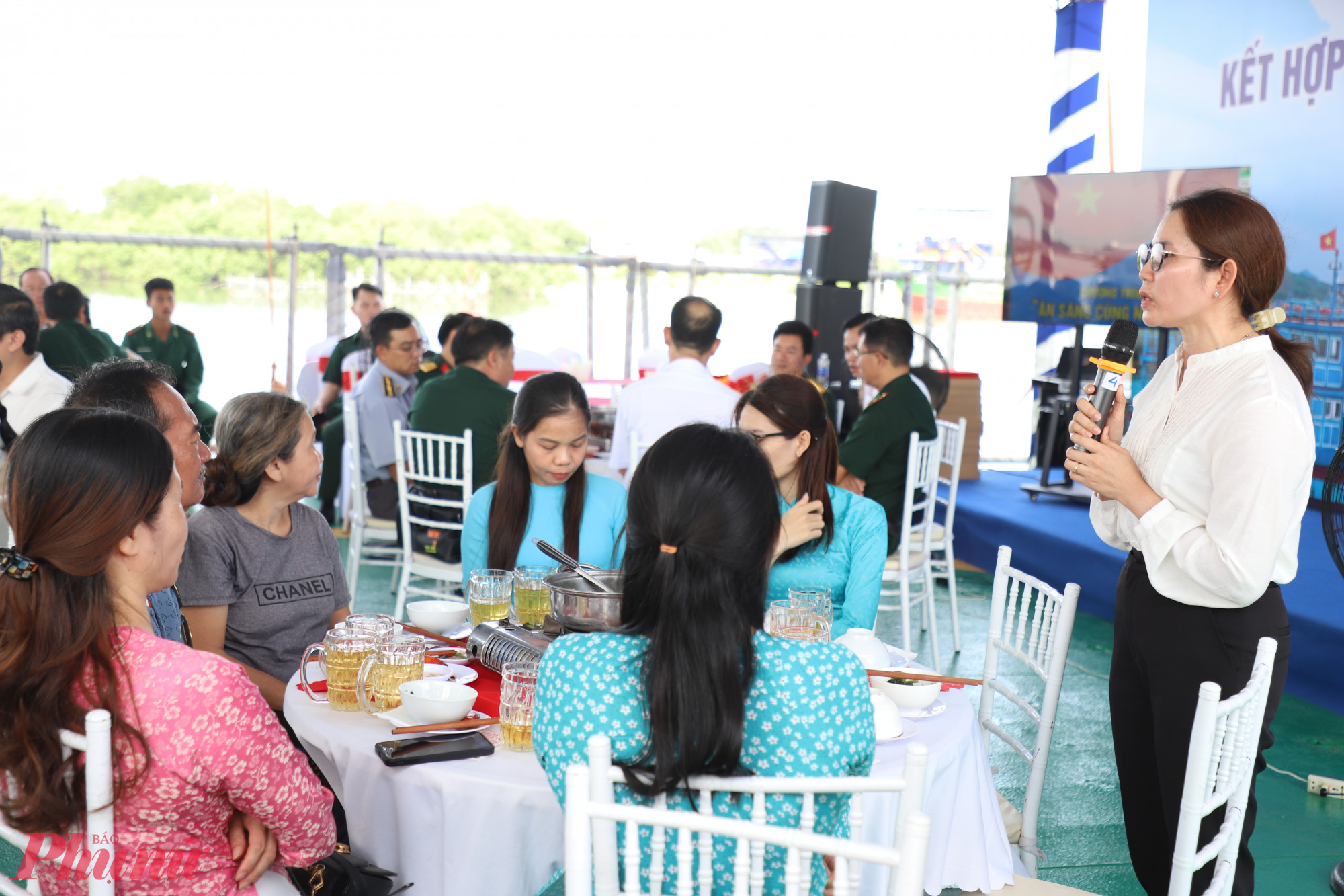 Bà Mạc Thị Nga, Chi cục trưởng Chi cục Kiểm ngư TPHCM lắng nghe, chia sẻ tâm tư cùng bà con ngư dân - Ảnh: Thanh Tâm