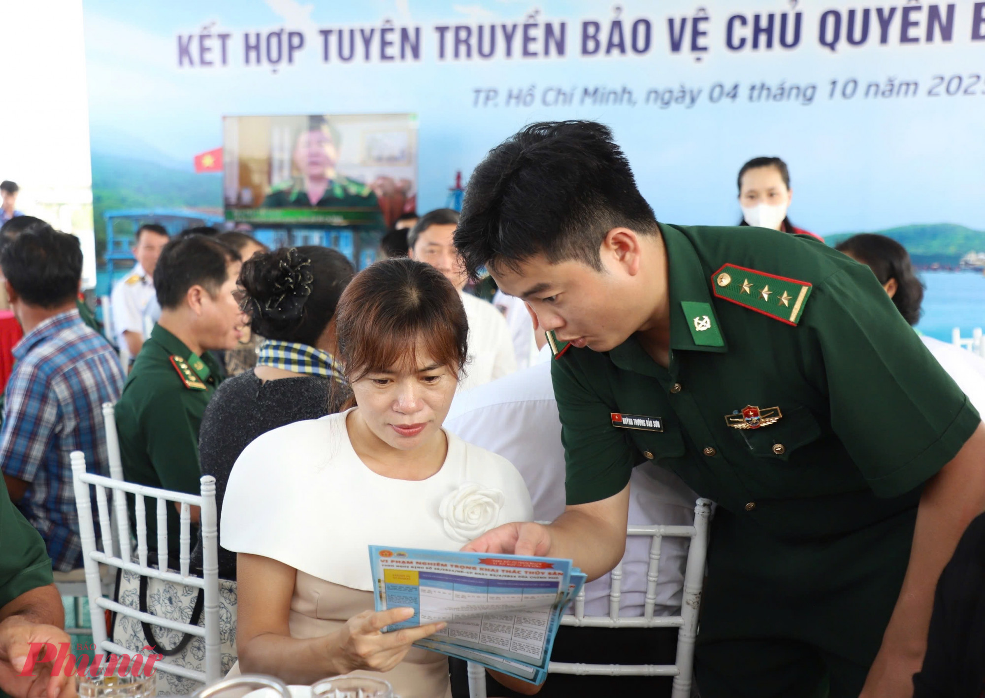 Chương trình kết hợp tuyên truyền những quy định về đánh bắt thủy, hải sản và bảo vệ chủ quyền biển, đảo Tổ quốc - Ảnh: Thanh Tâm