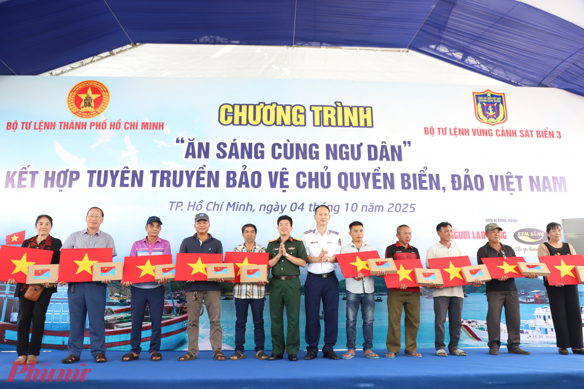 Ban tổ chức tặng cờ Tổ quốc và quà động viên tinh thần các ngư dân vươn khơi bám biển - Ảnh: Thanh Tâm