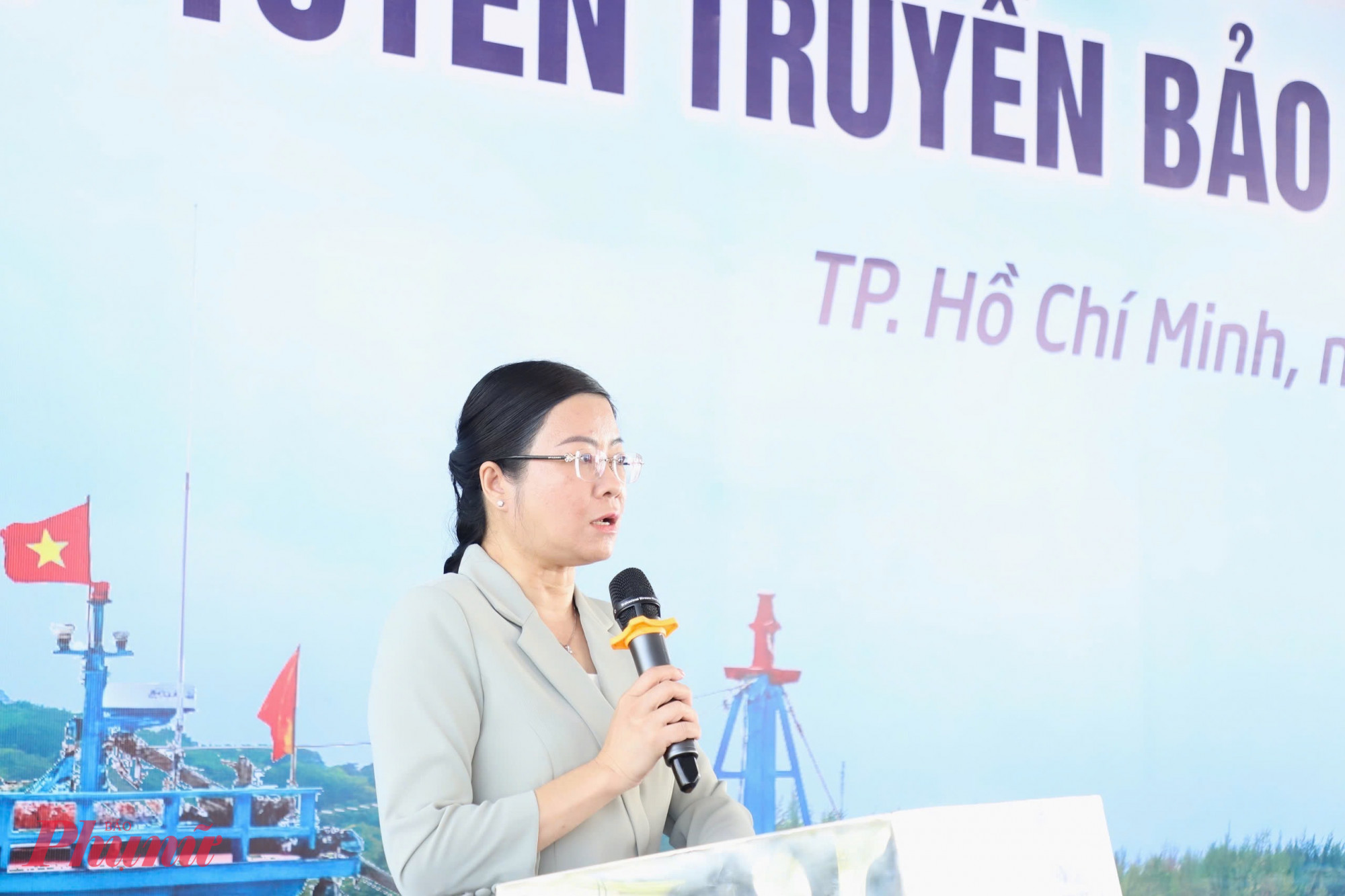 Phó trưởng Ban Tuyên giáo và Dân vận Thành ủy TPHCM Lê Thị Thủy gửi lời tri ân đến những ngư dân bám biển giữ vững chủ quyền - Ảnh: Thanh Tâm