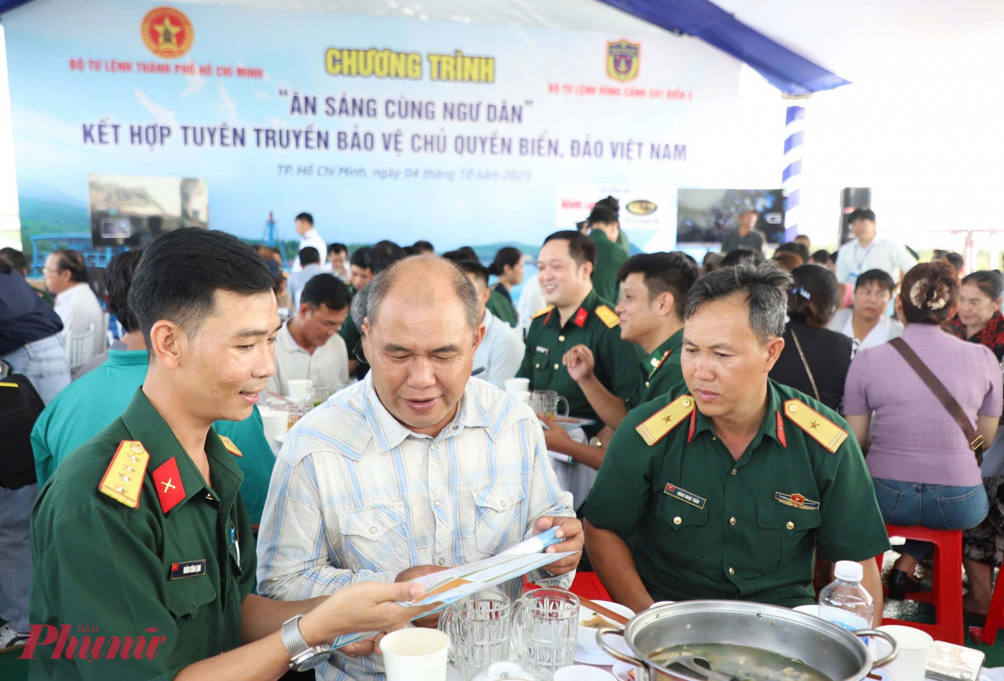 Những ánh mắt rạng rỡ của ngư dân khi được lắng nghe và chia sẻ cùng lãnh đạo thành phố
