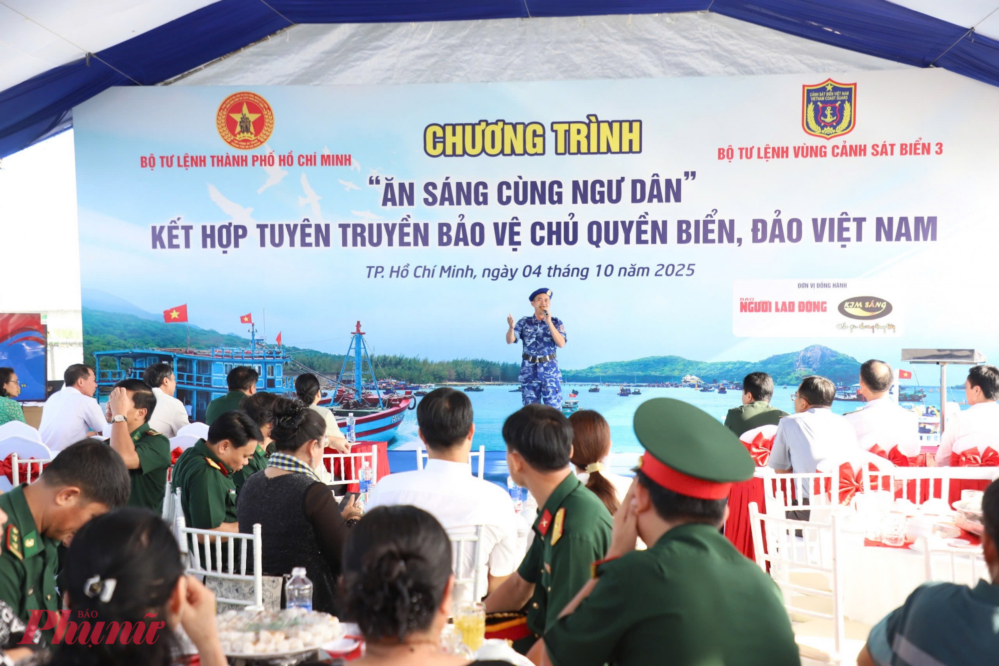 Chương trình “Ăn sáng cùng ngư dân” kết hợp tuyên truyền bảo vệ chủ quyền biển, đảo Việt Nam trên tàu kiểm ngư K-290 - Ảnh: Thanh Tâm