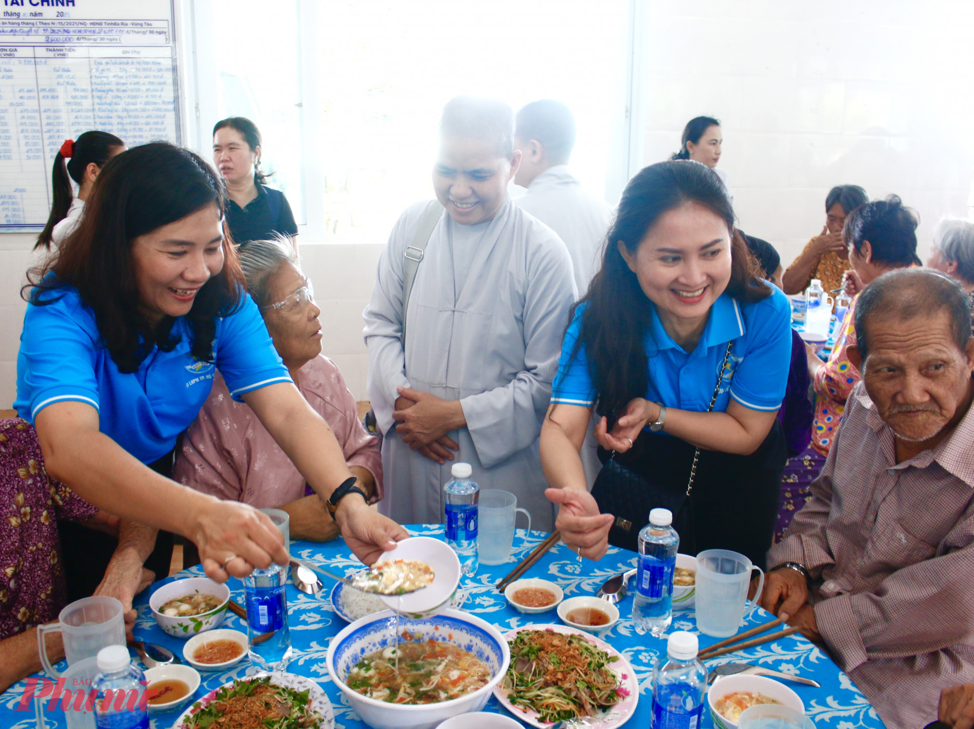 Cán bộ Hội LHPN TPHCM chăm lo bữa cơm dinh dưỡng tại trung tâm