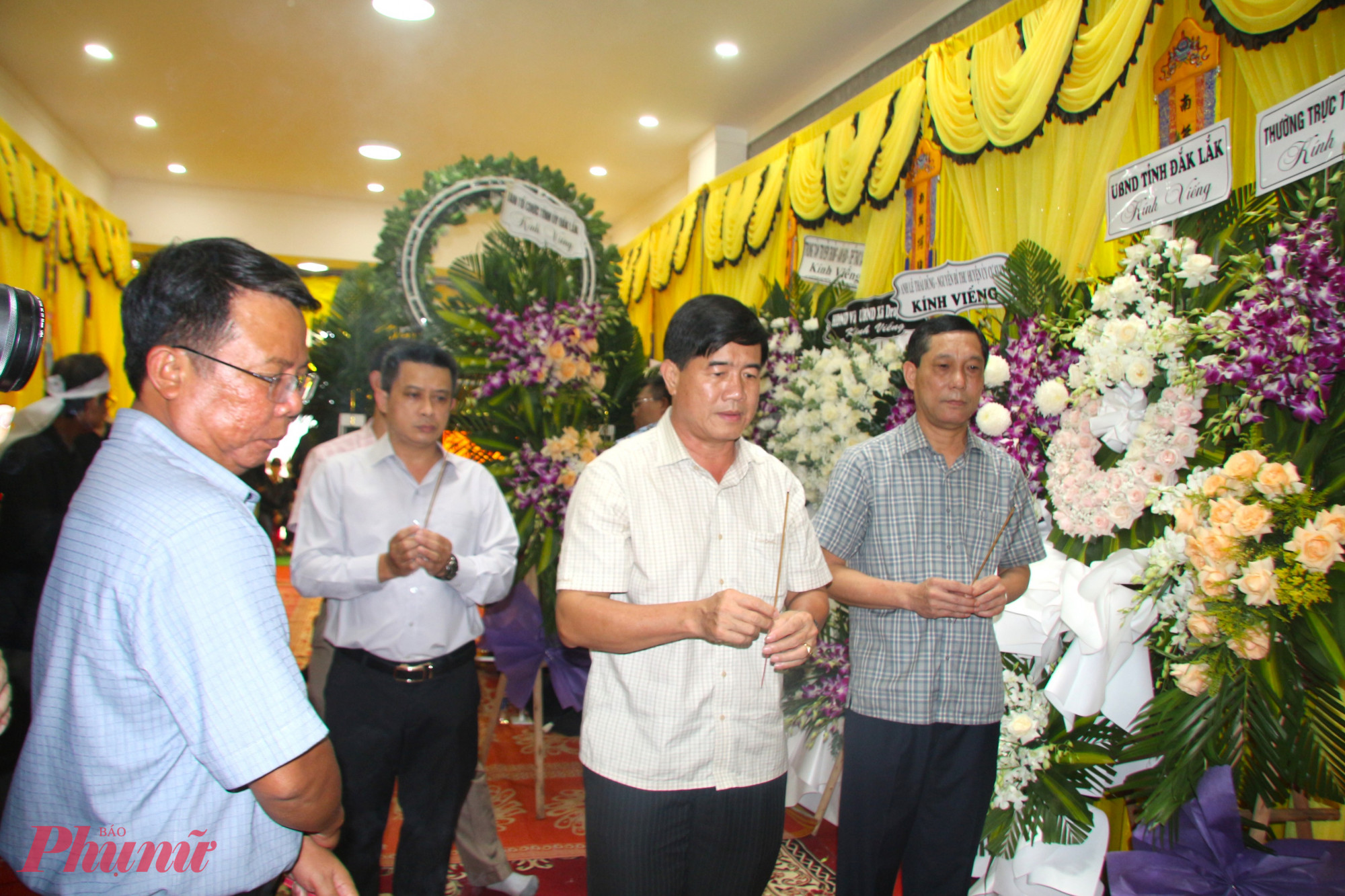 Ông Nguyễn Thiên Văn - Phó Chủ tịch UBND tỉnh Đắk Lắk cùng đoàn công tác đến thăm viếng, chia buồn cùng gia đình