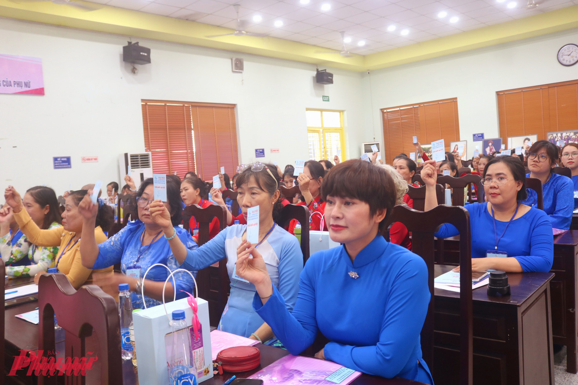 Đại biểu biểu quyết thông qua Nghị quyết Đại hội đại biểu Phụ nữ phường Đông Hưng Thuận lần thứ I, nhiệm kỳ 2025 – 2030 - Ảnh: Thảo Nguyên