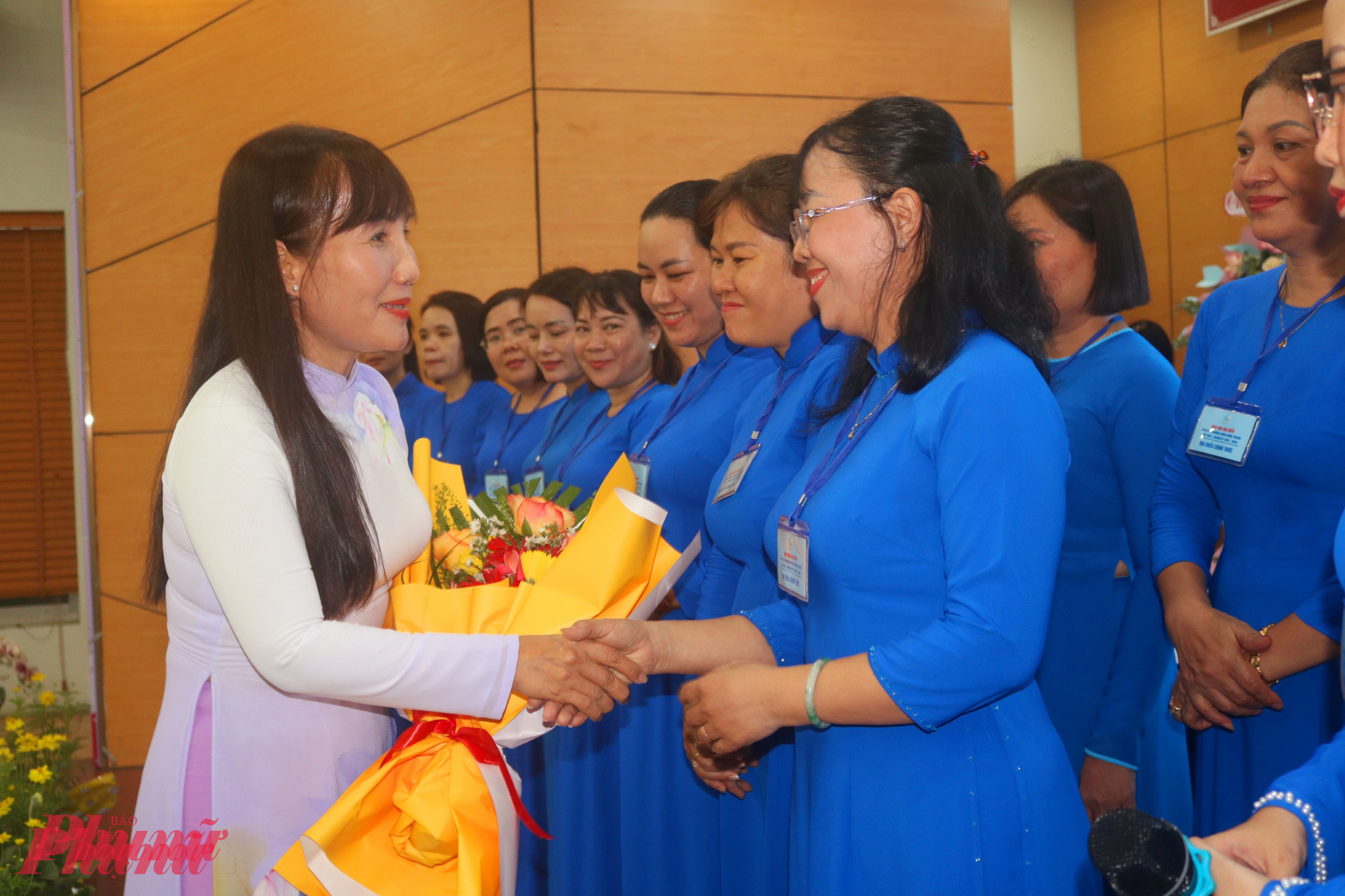 Bà Trịnh Thị Thanh – Phó chủ tịch thường trực Hội LHPN TPHCM – tặng hoa chúc mừng Ban chấp hành Hội LHPN phường Đông Hưng Thuận, nhiệm kỳ 2025 – 2030 - Ảnh: Thả Nguyên