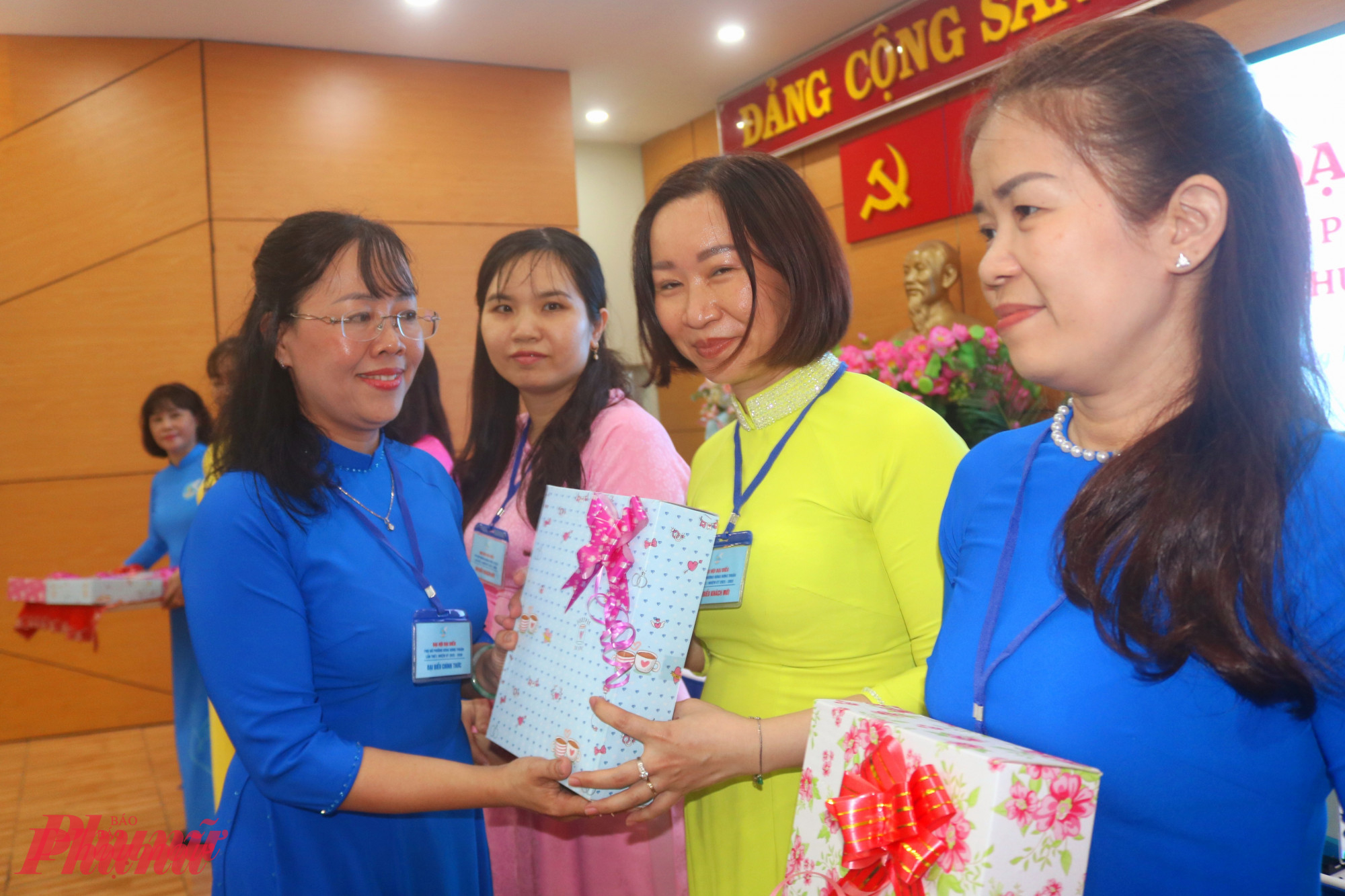 Bà Nguyễn Ngọc Yến – Phó chủ tịch Ủy ban MTTQ, Chủ tịch Hội LHPN phường Đông Hưng Thuận, nhiệm kỳ 2025 – 2030 – trao quà tri ân các chị ủy viên không tham gia ban chấp hành nhiệm kỳ mới - Ảnh: Thảo Nguyên