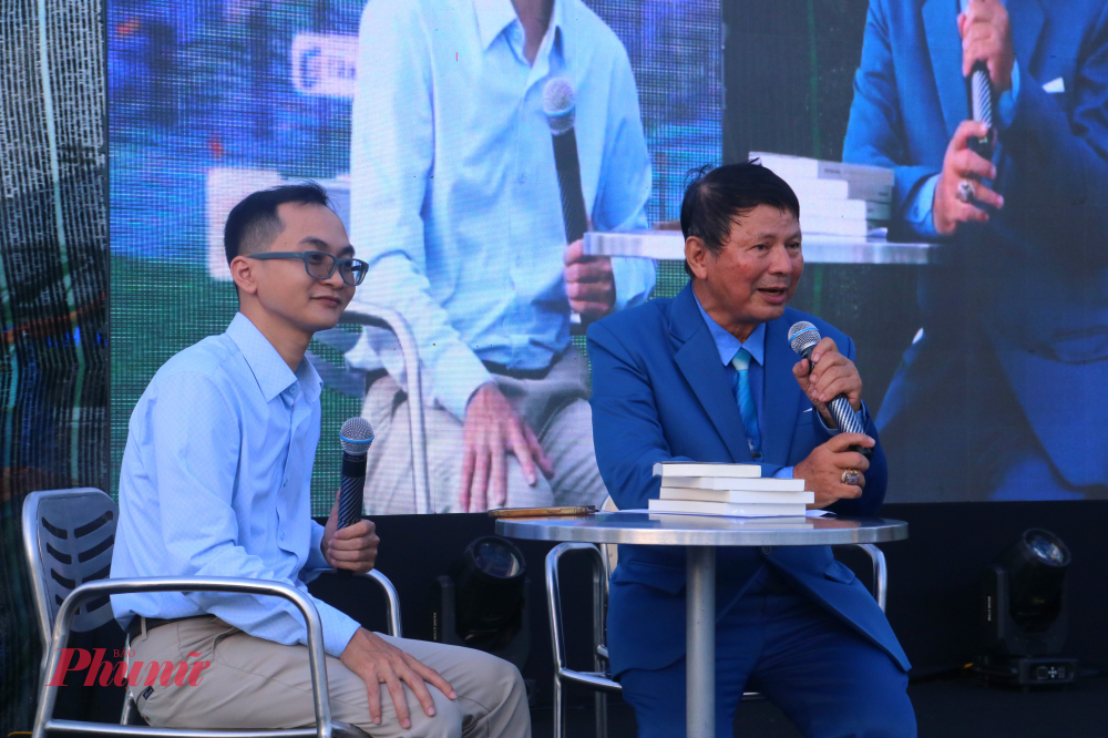 Tác giả Đoàn Hoài Trung chia sẻ về quá trình hình thành nên tác phẩm song ngữ Hoa Tuyết.