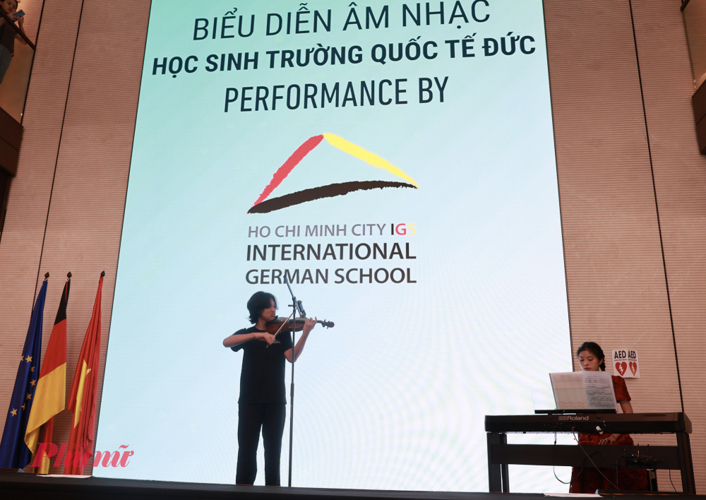 Xuyên suốt lễ hội có nhiều tiết mục văn nghệ do nhóm học sinh Trường quốc tế Đức, sinh viên Trường Đại học Khoa học Xã hội và Nhân văn - Đại học Quốc gia TPHCM biểu diễn.