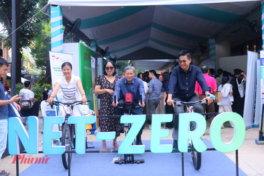 Khách tham quan cùng nhau đạp xe tạo điện thắp sáng dòng chữ NET-ZERO, truyền cảm hứng về năng lượng xanh và phát triển bền vững nhằm bảo vệ môi trường.