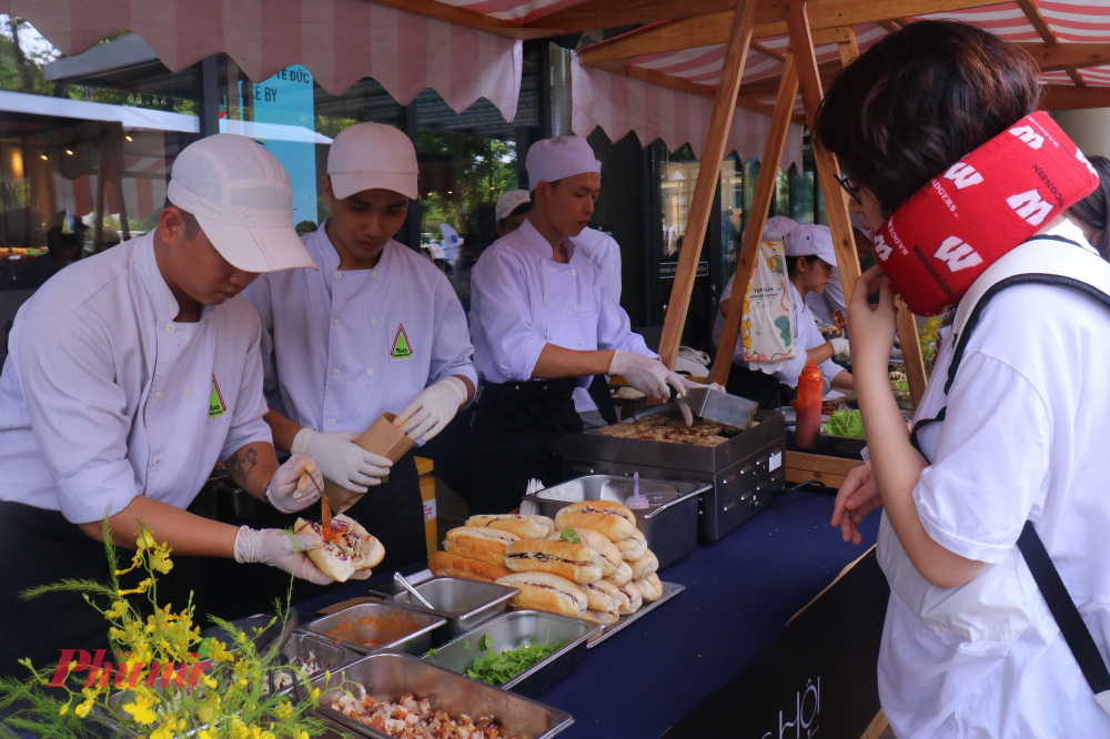 Không chỉ là nơi giao lưu văn hoá, lễ hội Đức còn mang đến trải nghiệm ẩm thực Á - Âu cho khách tham quan.