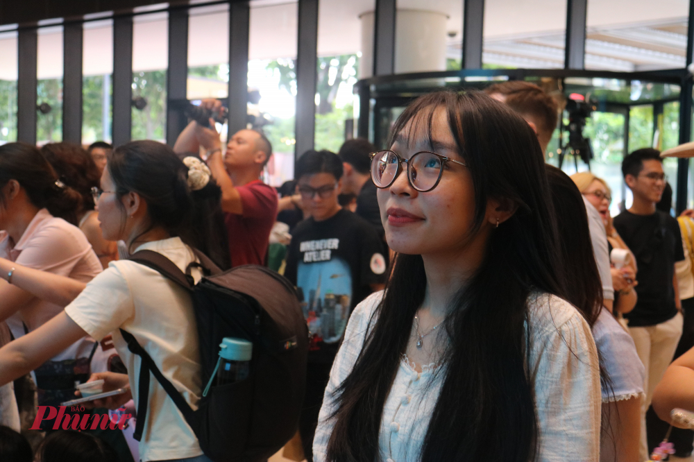'Tôi tham gia lễ hội với một tinh thần tò mò và phấn khởi. Khi đến đây, tôi thấy rất vui bởi sự chào đón nồng nhiệt của người Đức', Mỹ Linh (23 tuổi) chia sẻ. Được biết, cô bạn đang trong giai đoạn tìm hiểu ngôn ngữ Đức và lễ hội cũng giúp cô có thêm động lực học hỏi thêm về văn hoá nước bạn.