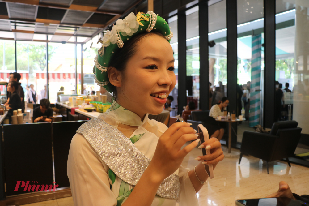 Bạn Đông Nghi (21 tuổi), sinh viên khoa Ngữ văn Đức, Trường ĐHKHXHVNV TPHCM bày tỏ niềm tự hào khi được trình diễn trên sân khấu của Lễ hội. Đồng thời, bạn cảm thấy rất hạnh phúc vì khách tham quan, đặc biệt là sinh viên đã được tiếp cận gần hơn với con người Đức, văn hoá Đức.