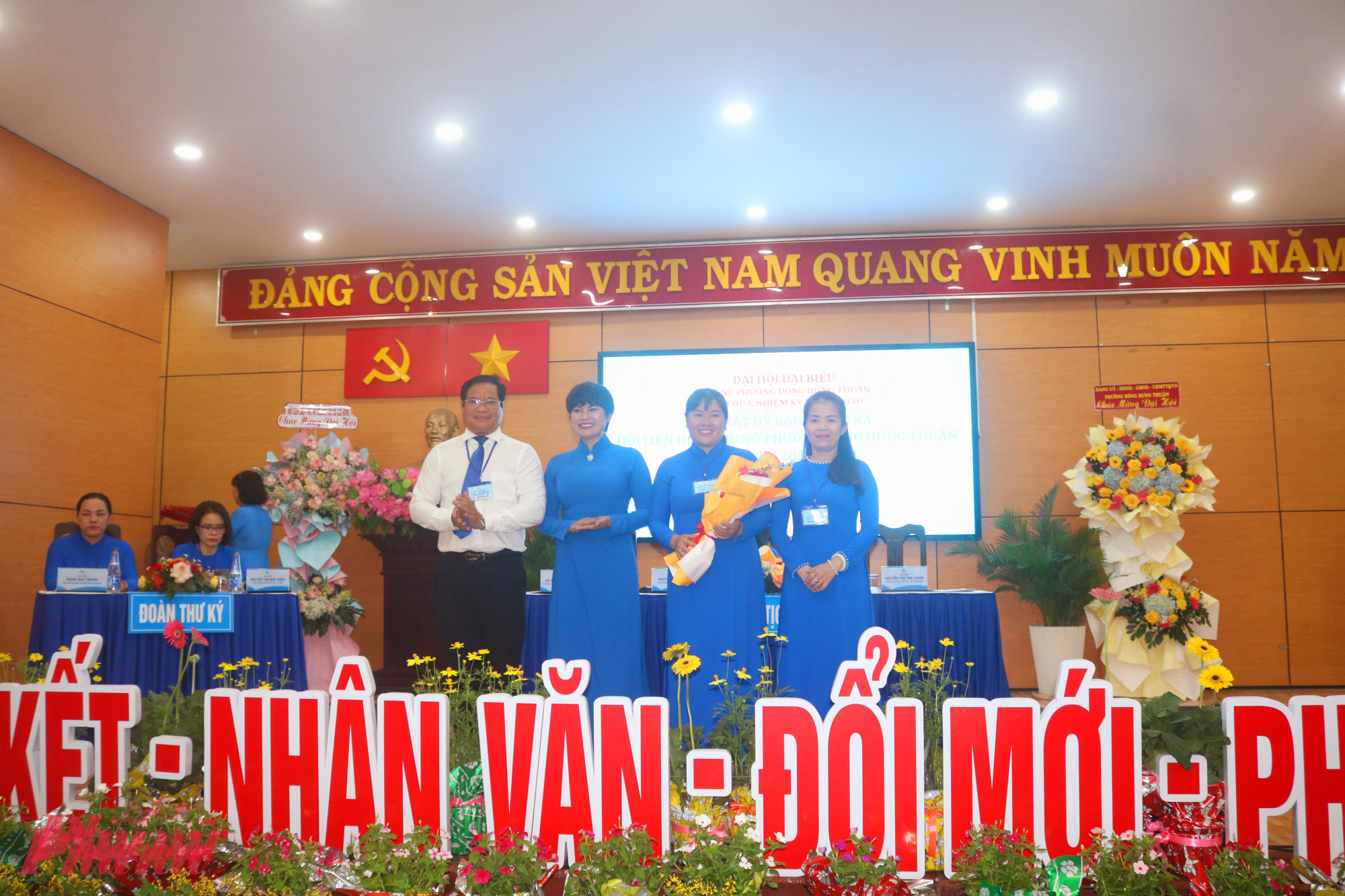 Ông Huỳnh Tấn Việt – Phó bí thư thường trực Đảng ủy phường Đông Hưng Thuận – tặng hoa chúc mừng các chị ủy viên Ủy ban Kiểm tra, Hội LHPN phường Đông Hưng Thuận, nhiệm kỳ 2025 – 2030 - Ảnh: Thảo Nguyên 