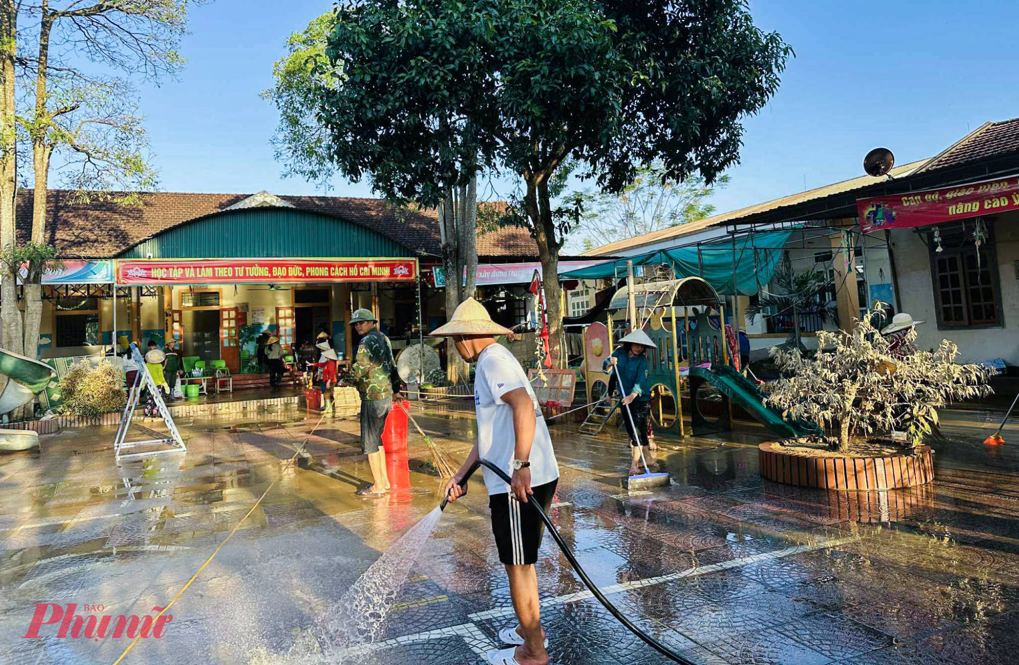 Các tổ chức, đoàn thể hỗ trợ giáo viên Trường mầm non Phú Sơn (xã Tân Kỳ, tỉnh Nghệ An) dọn vệ sinh - Ảnh: Nguyễn Thanh