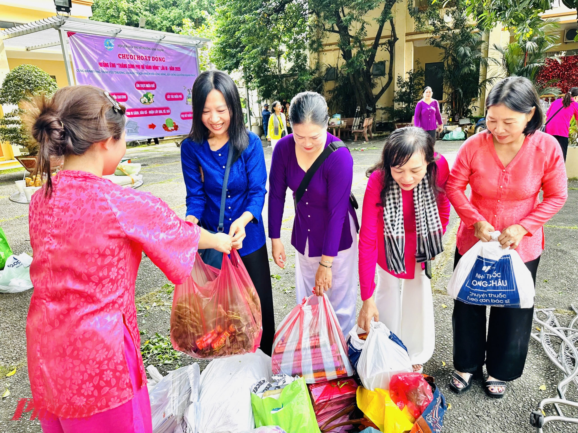 Chị em phụ nữ đổi rác nhận qùa