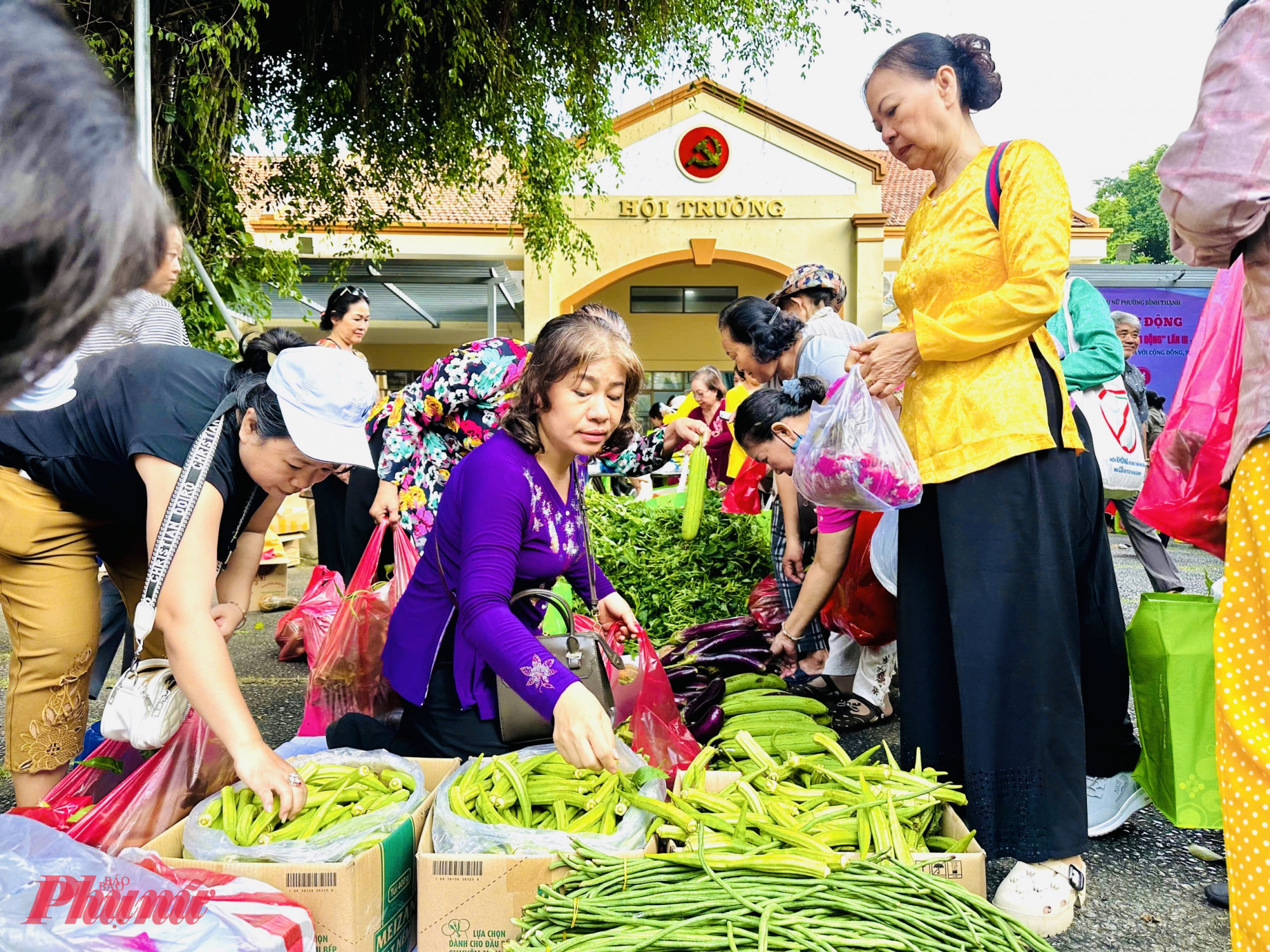 Gian hàng rau củ 0 đồng thu hút đông đảo mọi người đến nhận
