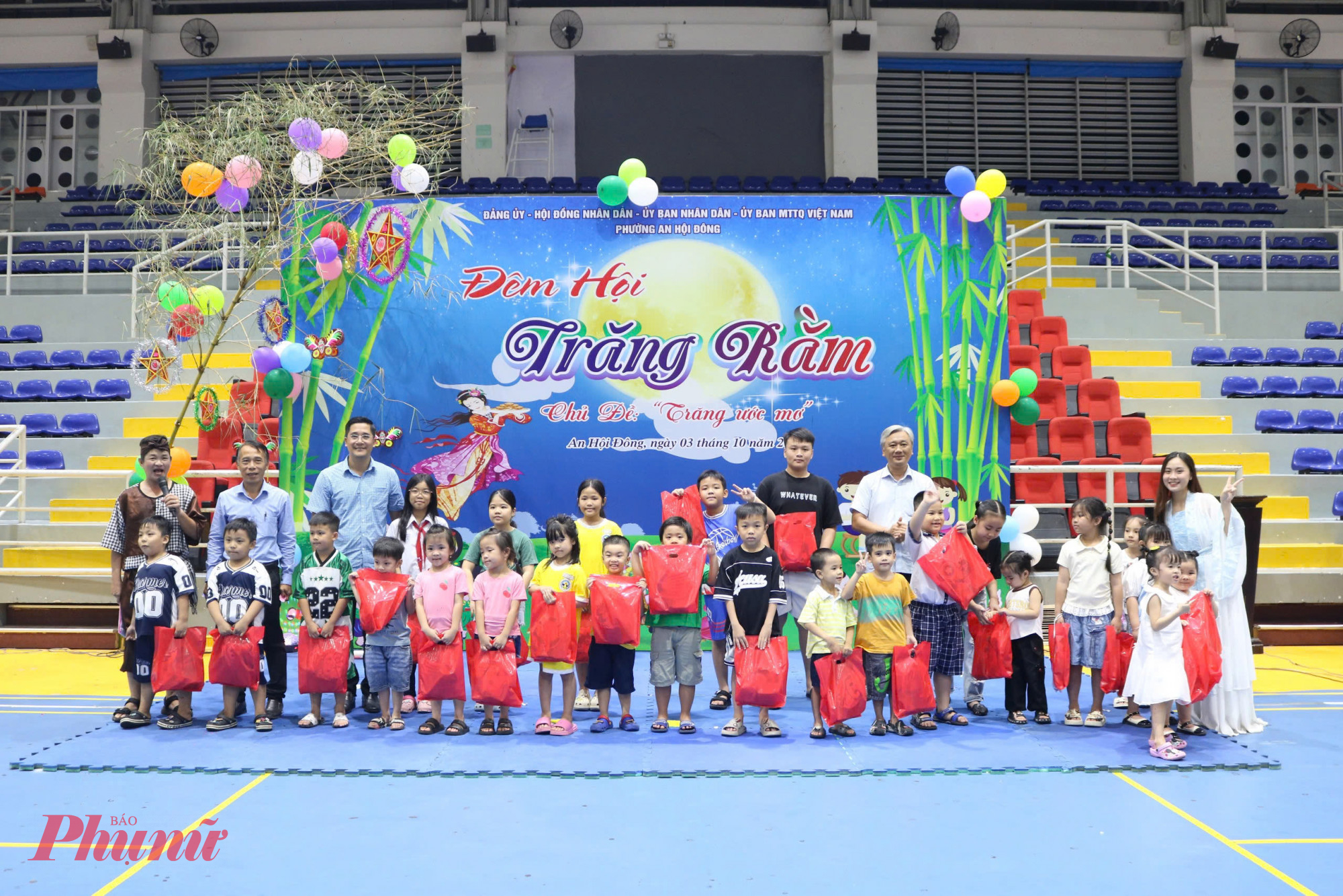 UBND phường An Hội Đông cũng tặng nhiều phần quà cho các em thiếu nhi trên địa bàn phường