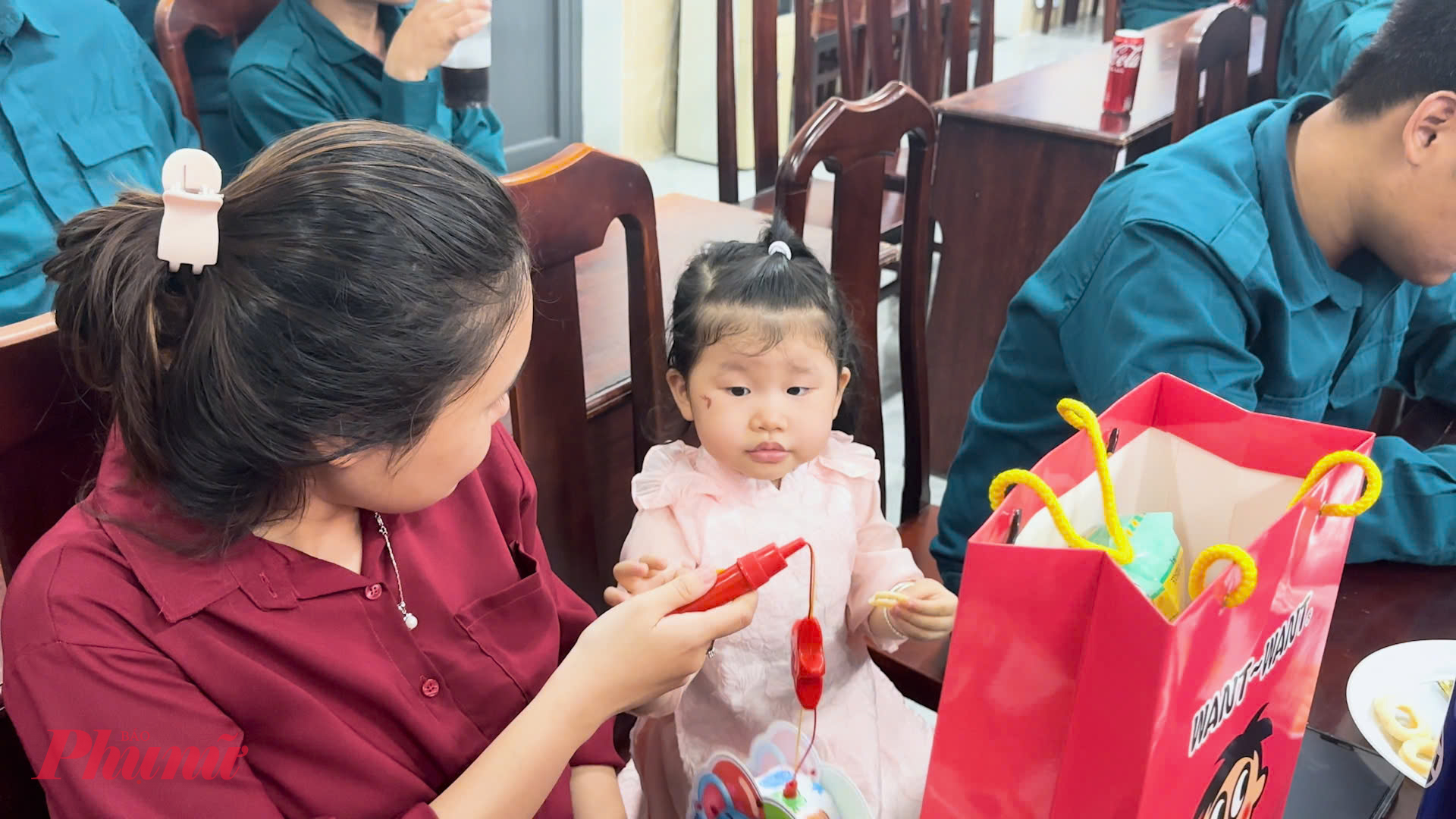 Niềm vui của các em nhỏ khi được chơi rước đèn Trung Thu 