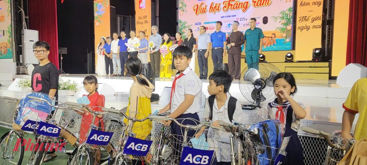Nhiều phần quà và phương tiện 