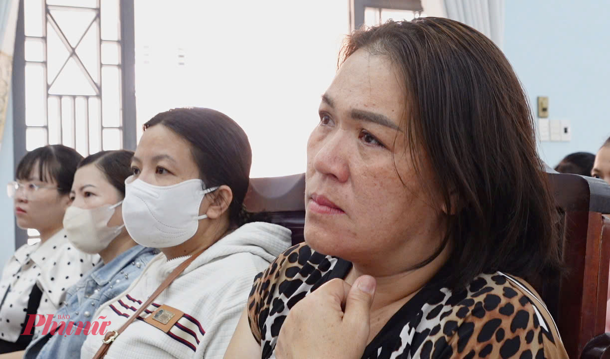 Nhiều phụ huynh xúc động tại chương trình trao học bổng Nữ sinh hiếu học vượt khó của Báo Phụ nữ TPHCM - Ảnh: Thu Cúc 