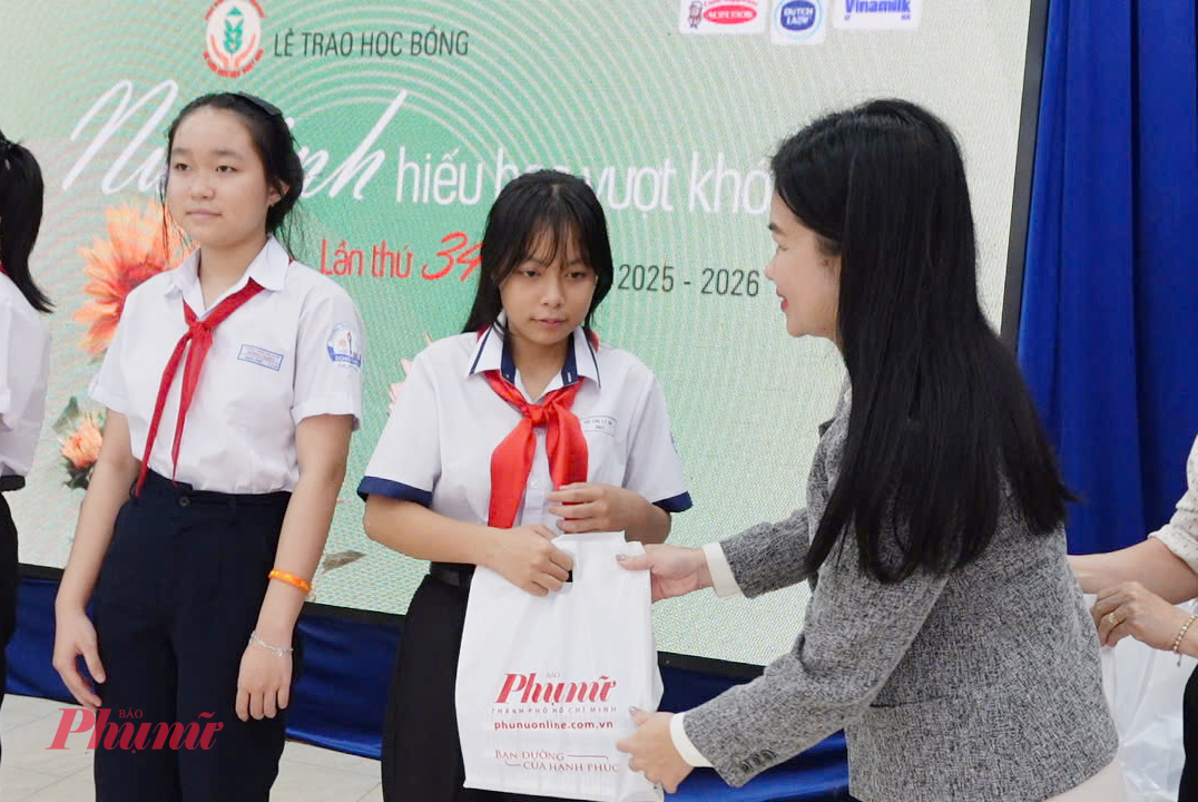 Phó Tổng biên tập Báo Phụ nữ TPHCM Phạm Thị Vân Anh - tặng học bổng cho các nữ sinh 