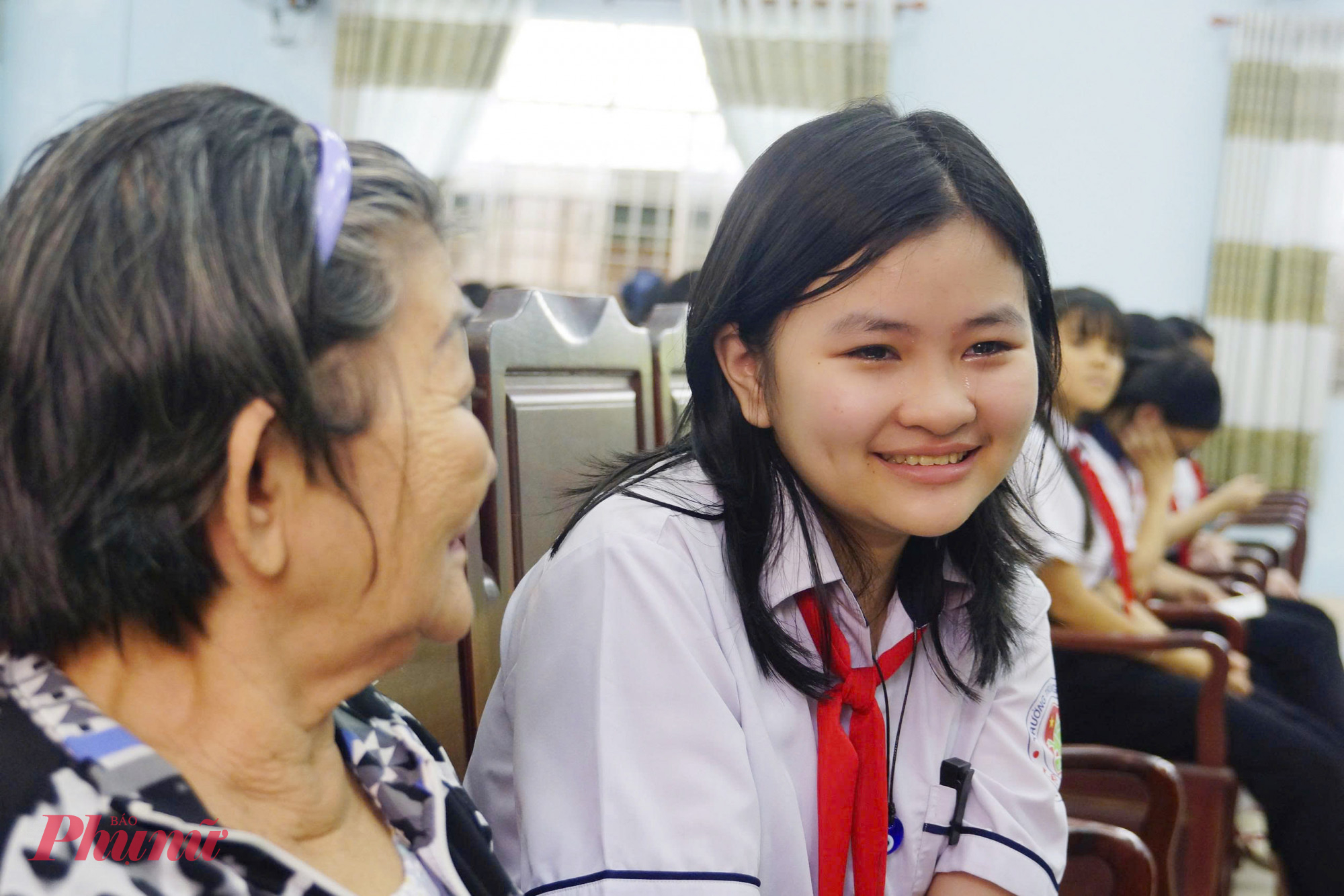 Bà Cao Thị Chánh cùng cháu gái chia sẻ niềm vui, xúc động khi được Báo Phụ nữ quan tâm, tặng học bổng - Ảnh: Phùng Huy