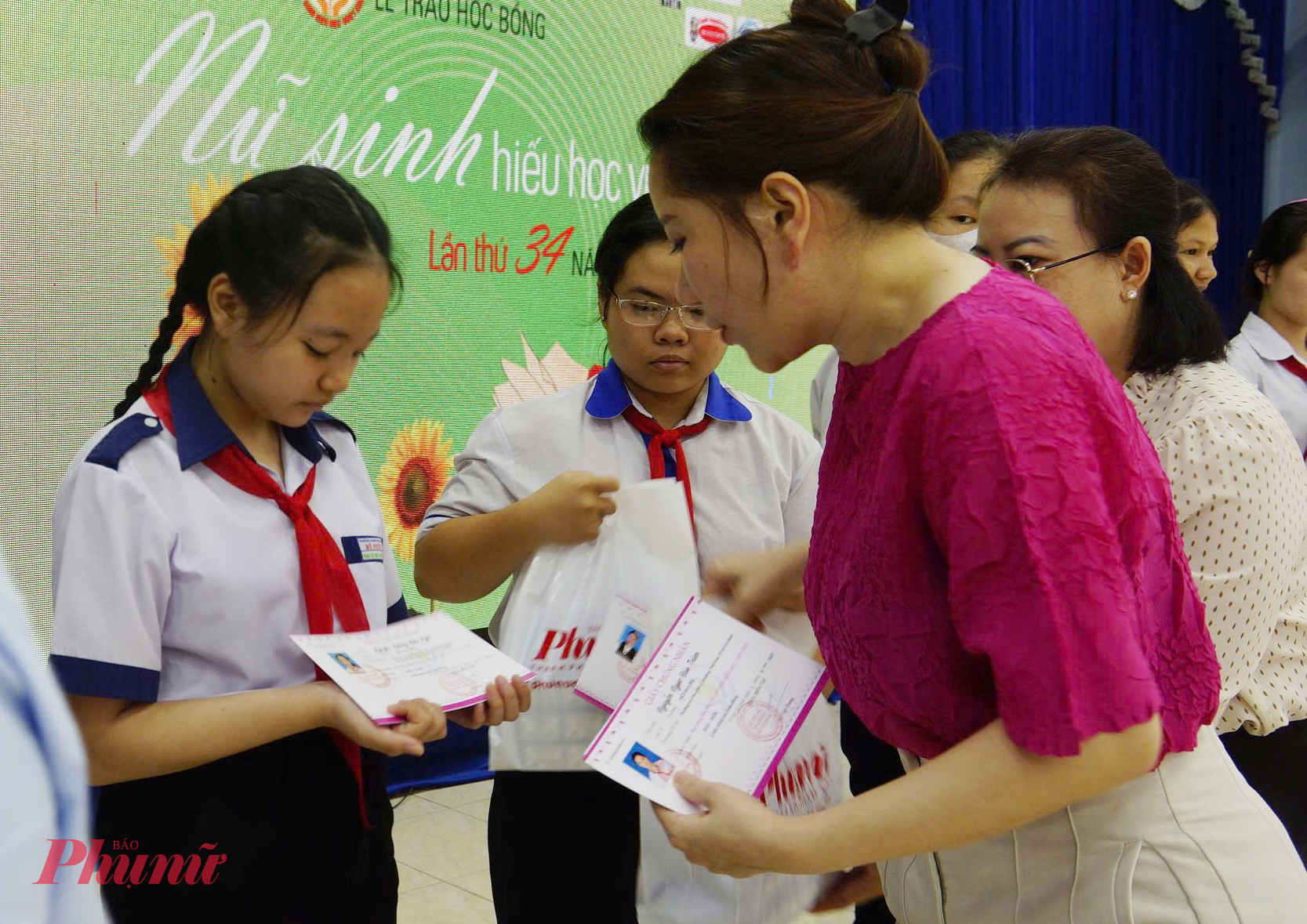 Bà Lê Hiền - Người sáng lập Bệnh viện thẩm mỹ Gangwhoo - trao học bổng đến các nữ sinh. Được biết, bà luôn là người đồng hành cùng Báo trong chương trình trao tặng học bổng. Trong chương trình trao học bổng (đợt 2), bà tiếp tục góp sức cùng Báo với kinh phí 100 triệu đồng để thực hiện chương trình - Ảnh: Phùng Huy