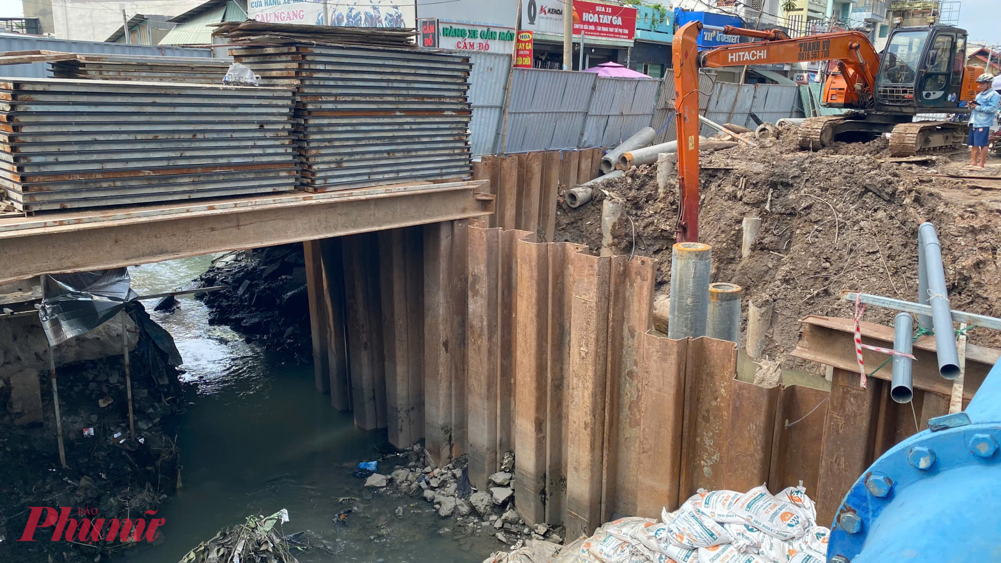 Rạch Cầu Ngang đang để cải tạo để giúp thoát nước nhanh hơn, chống ngập cho khu vực chợ Thủ Đức - Ảnh Nguyễn Văn