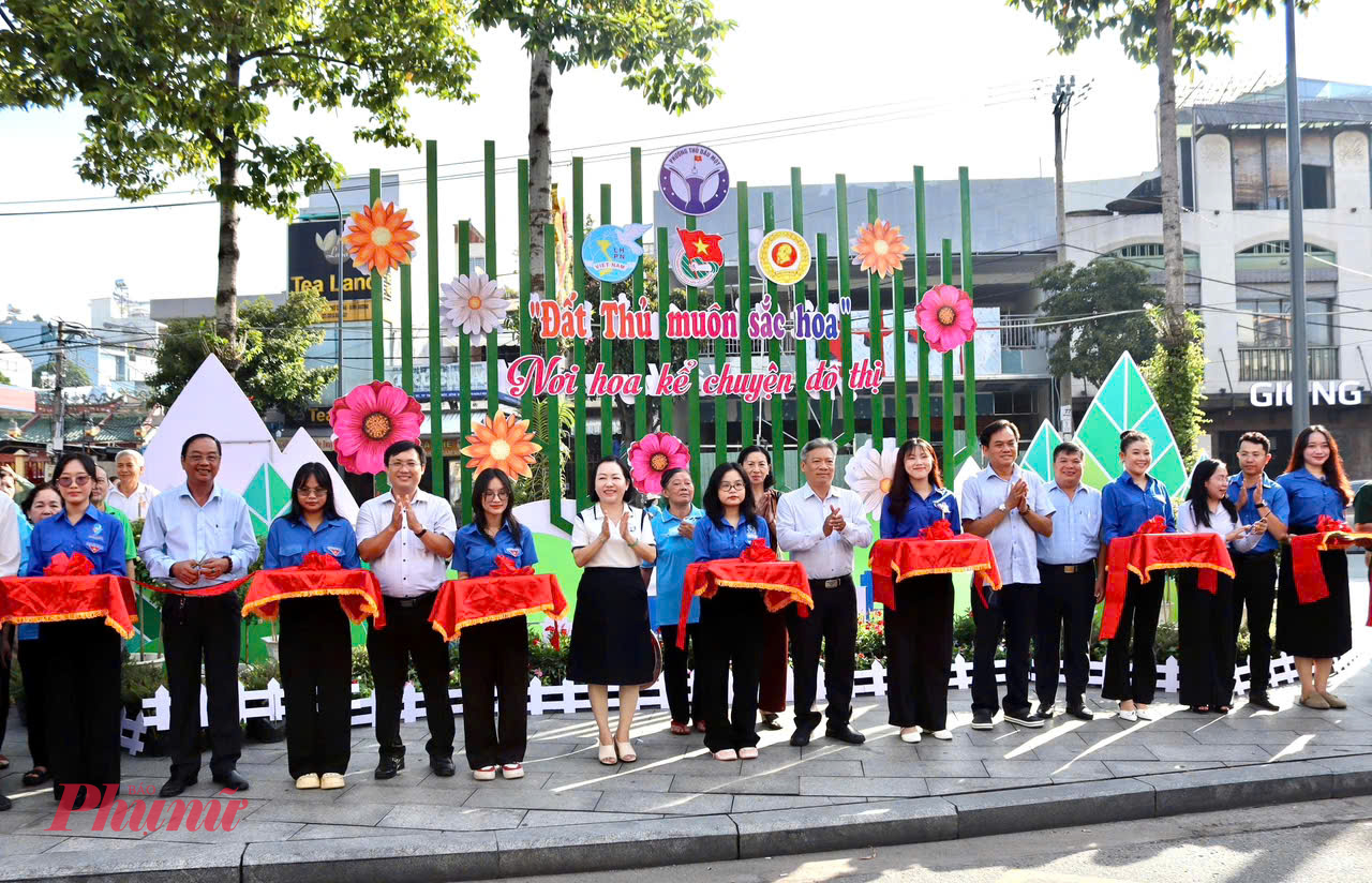 Đại biểu thực hiện nghi thức cắt băng khánh thành công trình - Ảnh: Hội LHPN phường Thủ Dầu Một