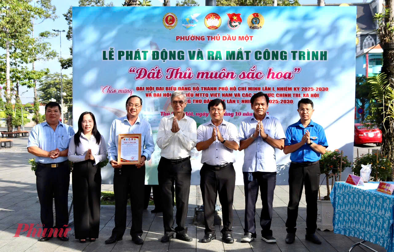 Ban tổ chức trao thư cảm ơn các đơn vị tài trợ thực hiện công trình “Đất Thủ muôn sắc hoa” tại công viên Nguyễn Du - Ảnh: Hội LHPN phường Thủ Dầu Một
