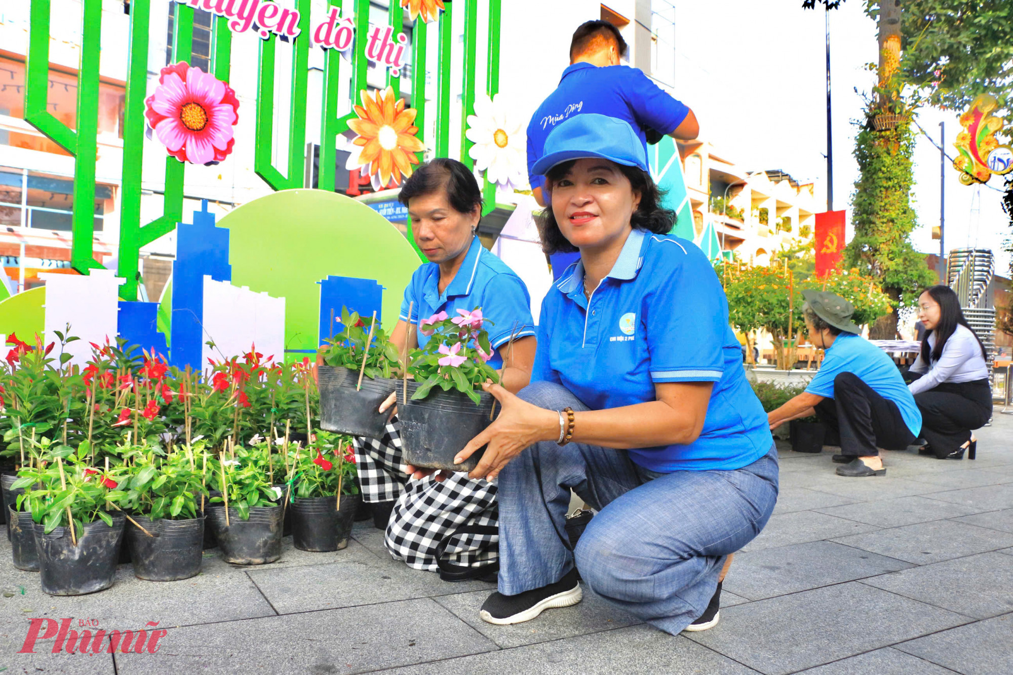 Cán bộ, hội viên phụ nữ phường Thủ Dầu Một cùng đặt các chậu hoa trang trí tiểu cảnh hoàn thiện công trình “Đất Thủ muôn sắc hoa” tại công viên Nguyễn Du - Ảnh: Hội LHPN phường Thủ Dầu Một