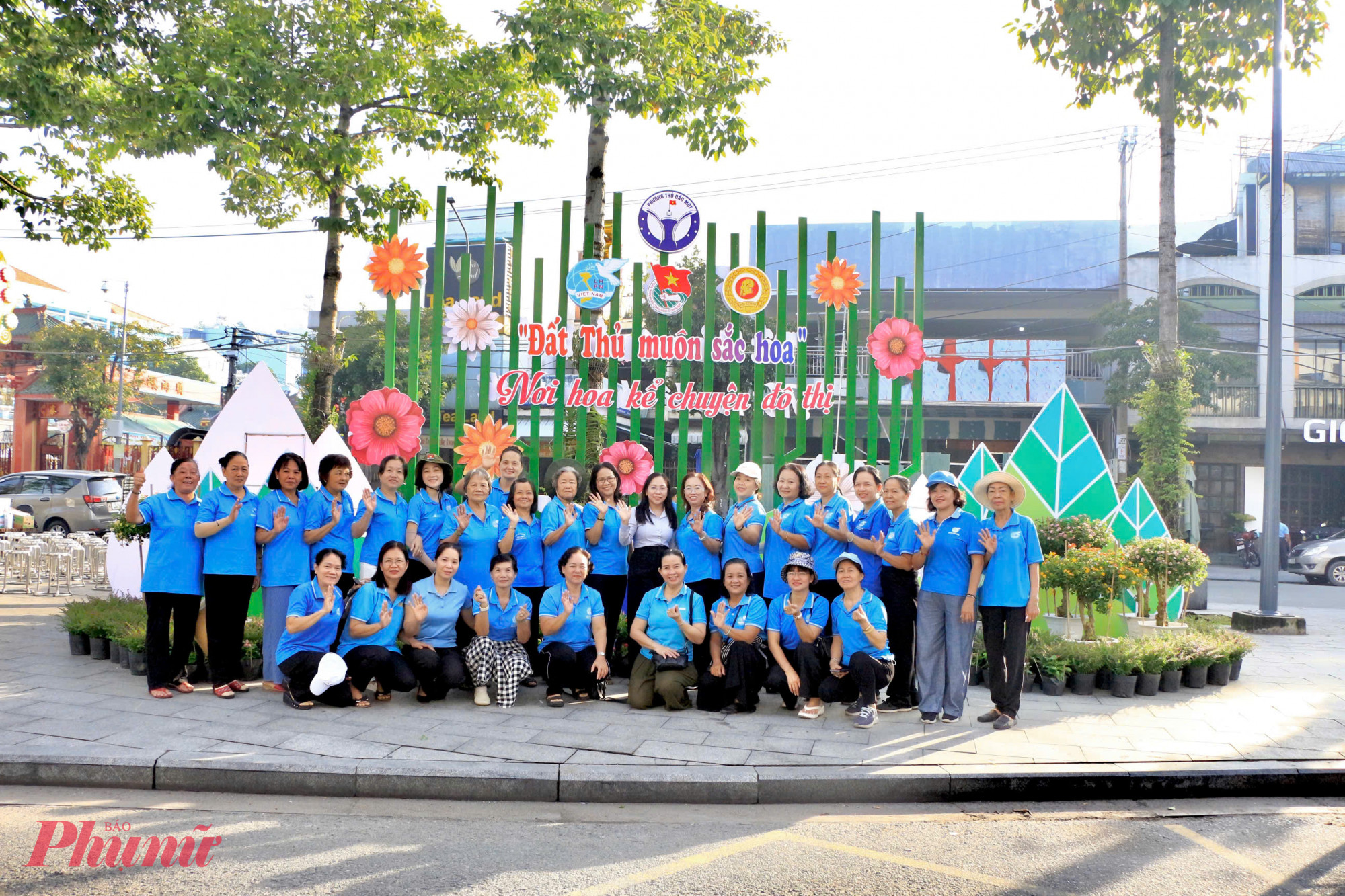 Cán bộ, hội viên phụ nữ phường Thủ Dầu Một phấn khởi trong ngày ra mắt công trình “Đất Thủ muôn sắc hoa” tại công viên Nguyễn Du - Ảnh: Hội LHPN phường Thủ Dầu Một