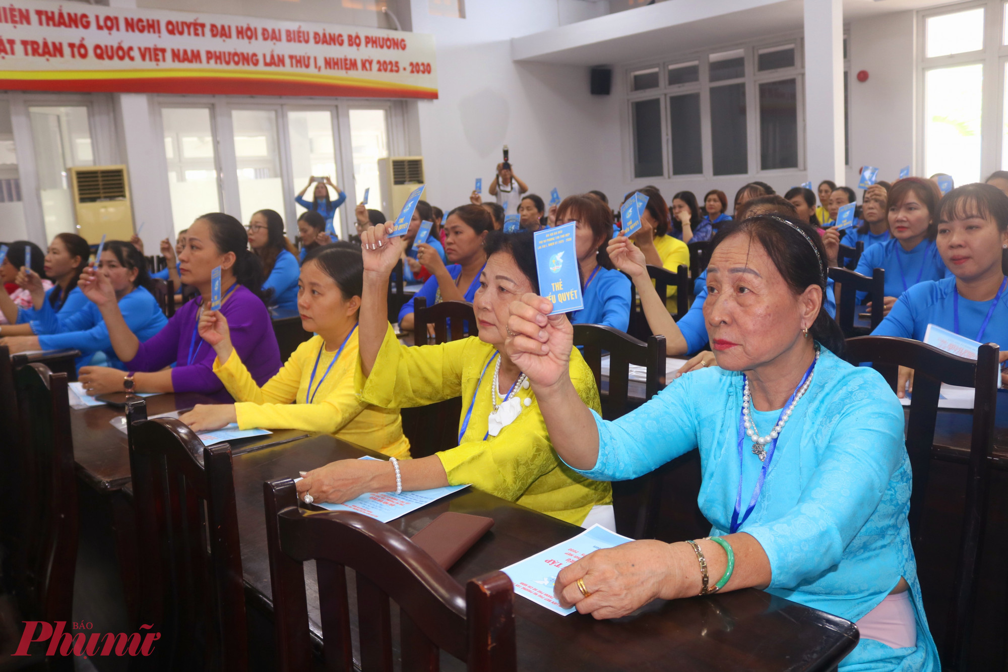 Đại biểu biểu quyết thông qua Nghị quyết Đại hội đại biểu Phụ nữ phường Tân Thới Hiệp lần thứ I, nhiệm kỳ 2025 – 2030 - Ảnh: Thảo Nguyên